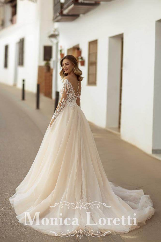 monica loretti_brautatelier ried_8231_brautkleid_prinzessin_glitzertuell_spitze_langarm_capp._ivory_nude_ruecken_1-min