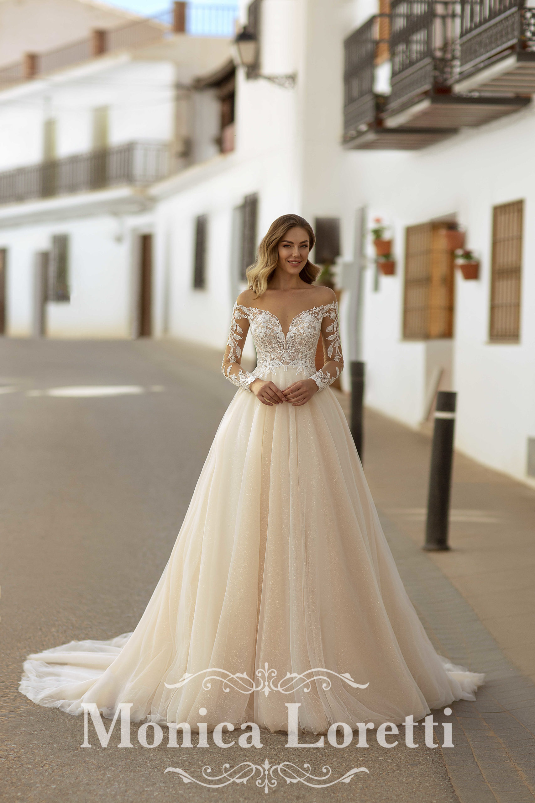 monica loretti_brautatelier ried_8231_brautkleid_prinzessin_glitzertuell_spitze_langarm_capp._ivory_nude_vorne_1-min
