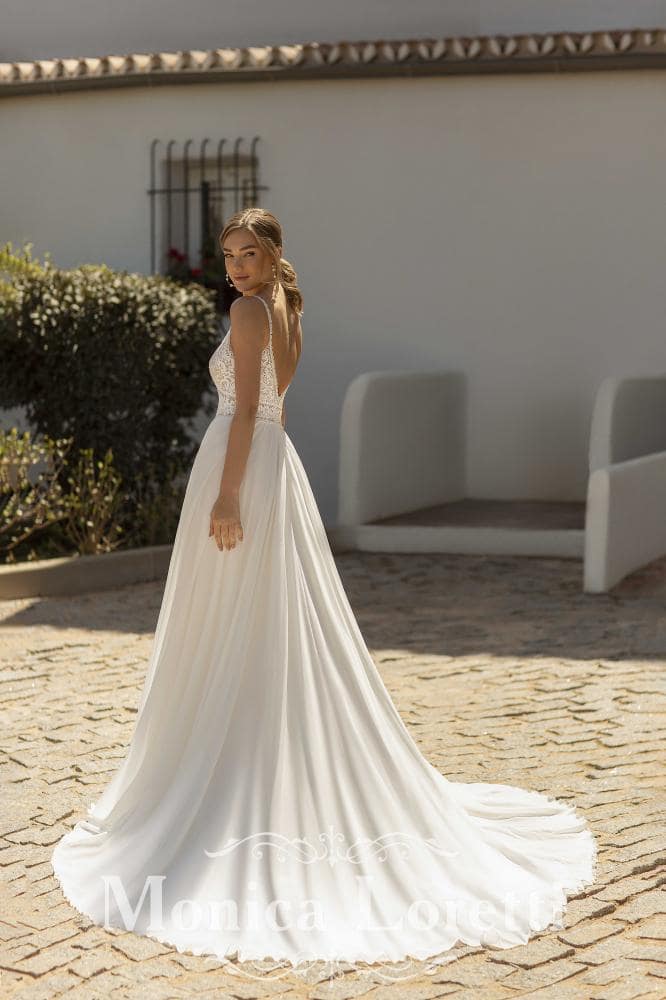 monica loretti_brautatelier ried_8234_brautkleid_a-linie_chiffon_spitze_spaghetti traeger_ivory_nude_ruecken_1-min