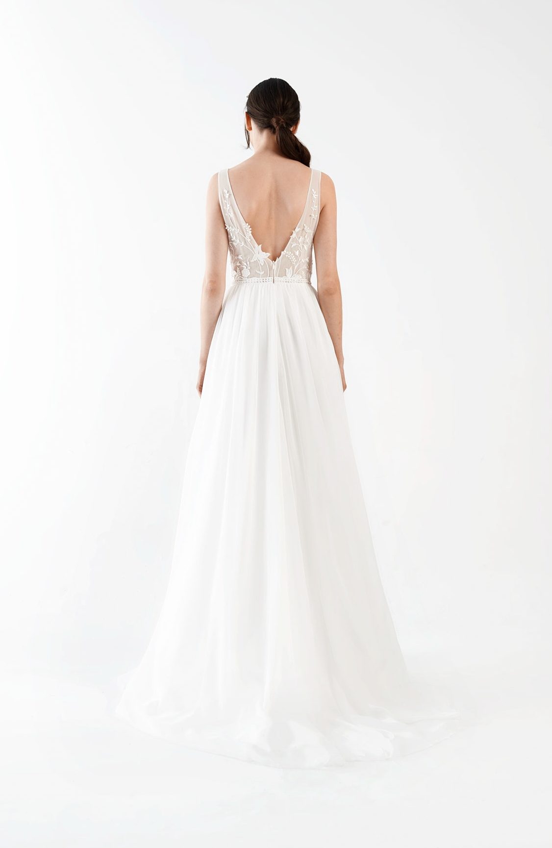 rina cossack_brautatelier ried_2217_gardenia_brautkleid_a-linie_softtuell_spitze_v-ausschnitt_ivory_ruecken_1-min