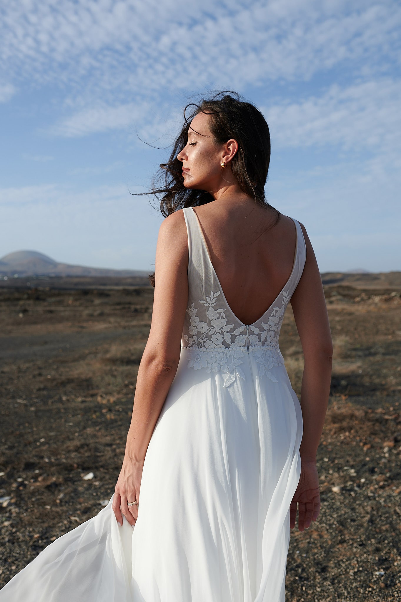 rina cossack_brautatelier ried_2301_iris_brautkleid_a-linie_softtuell_spitze_v-ausschnitt_ivory_details_3-min