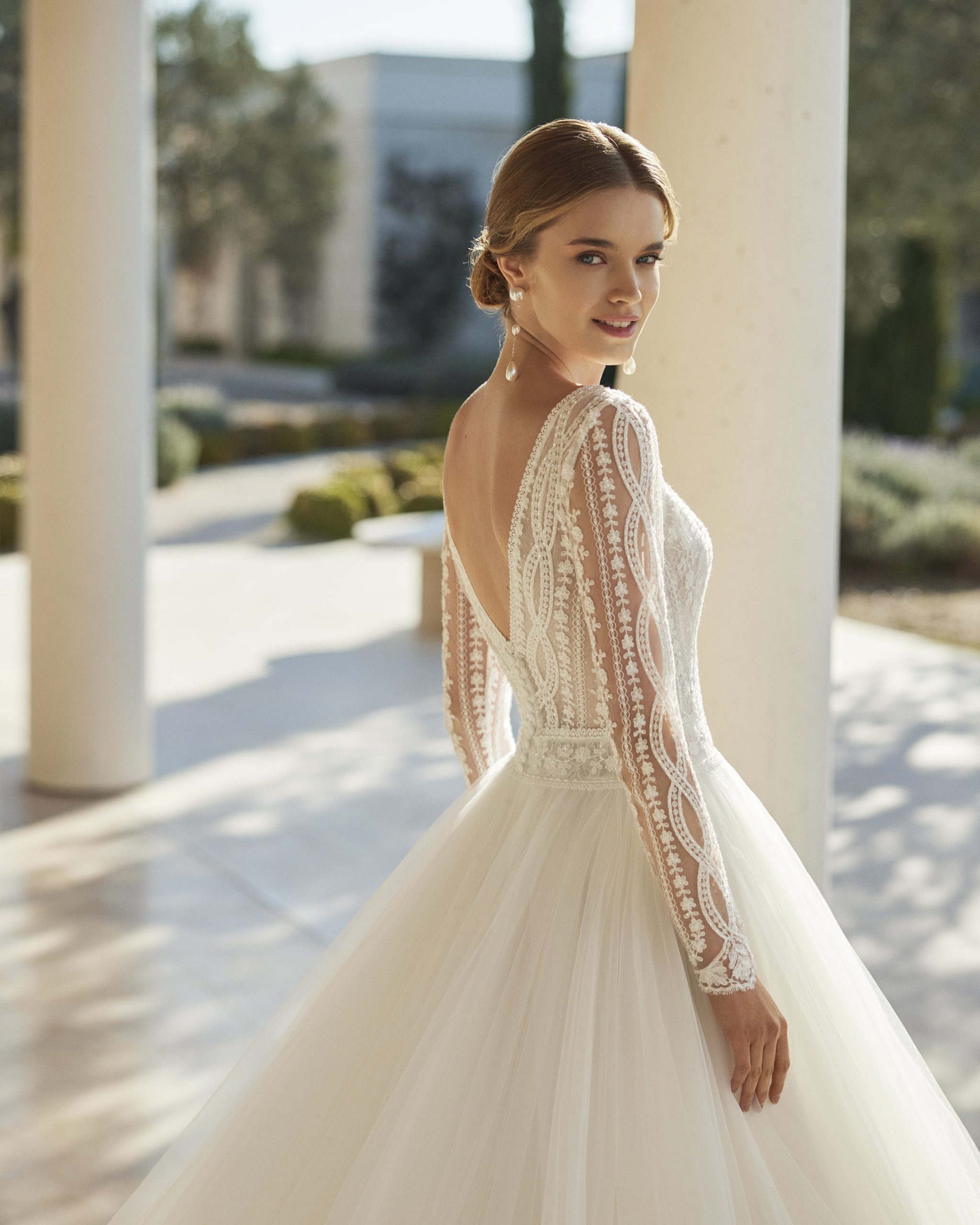 rosa clara_brautatelier ried_viggo_7A150_brautkleid_prinzessin_tuell_u-boot-ausschnitt_langarm_ivory_spitze_details_2-min