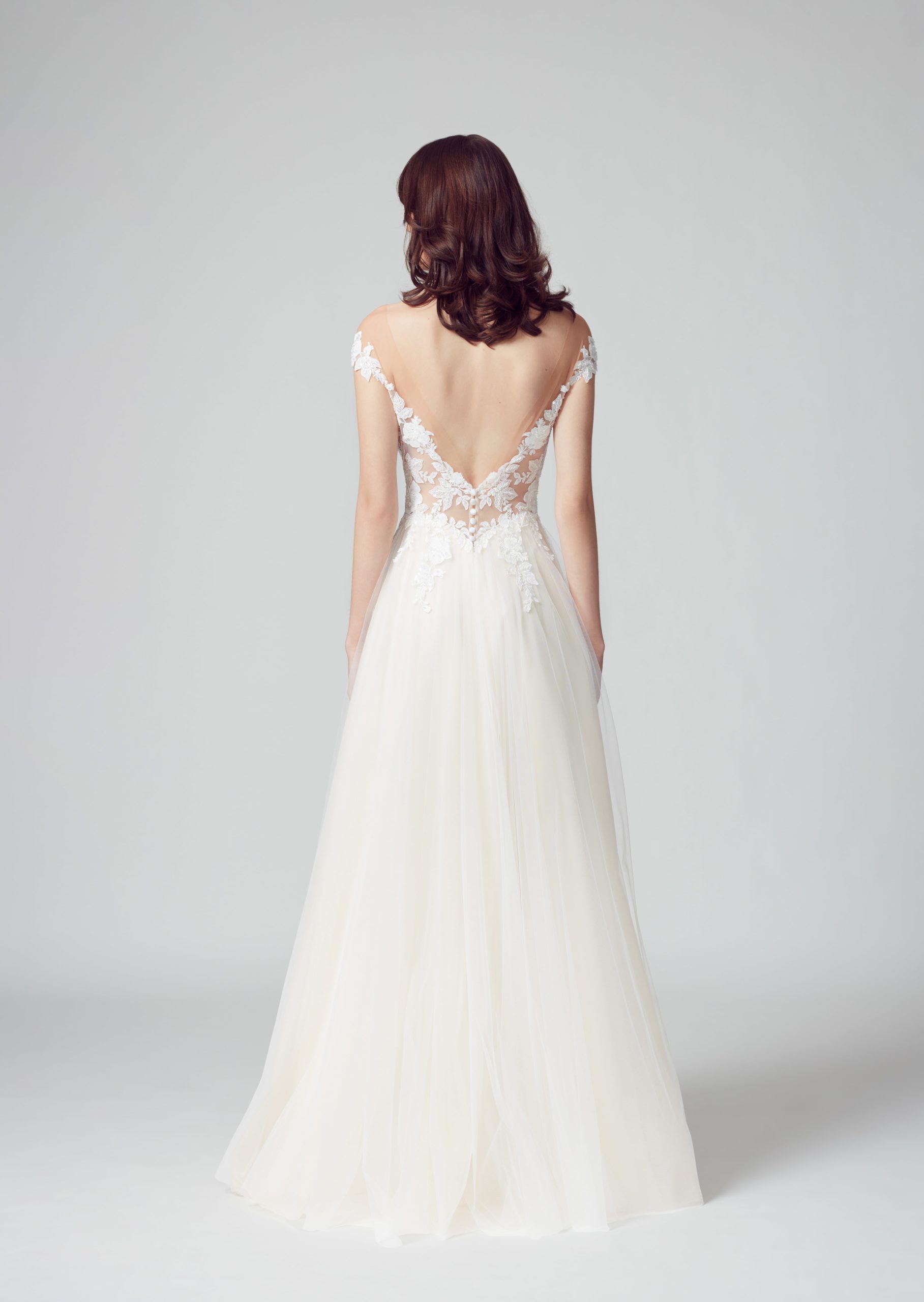 sabe_brautatelier ried_calina_brautkleid_prinzessin_softtuell_bluetenspitze_ivory_nude_ruecken_1-min