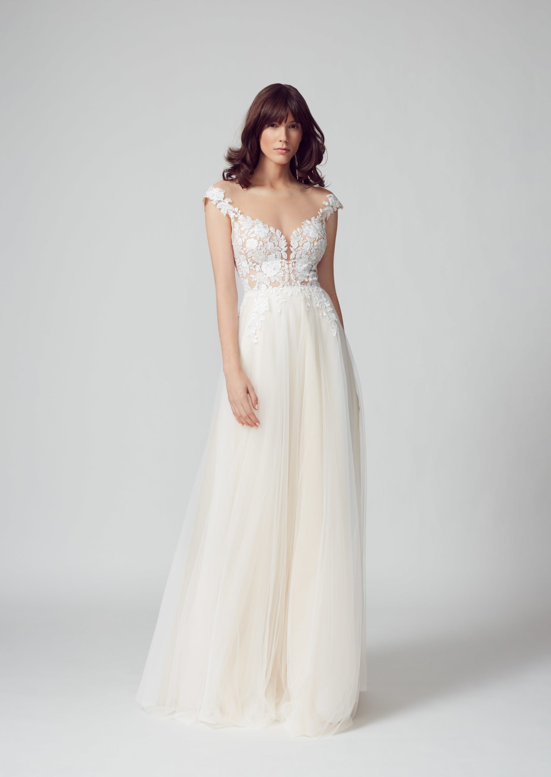sabe_brautatelier ried_calina_brautkleid_prinzessin_softtuell_bluetenspitze_ivory_nude_vorne_1-min