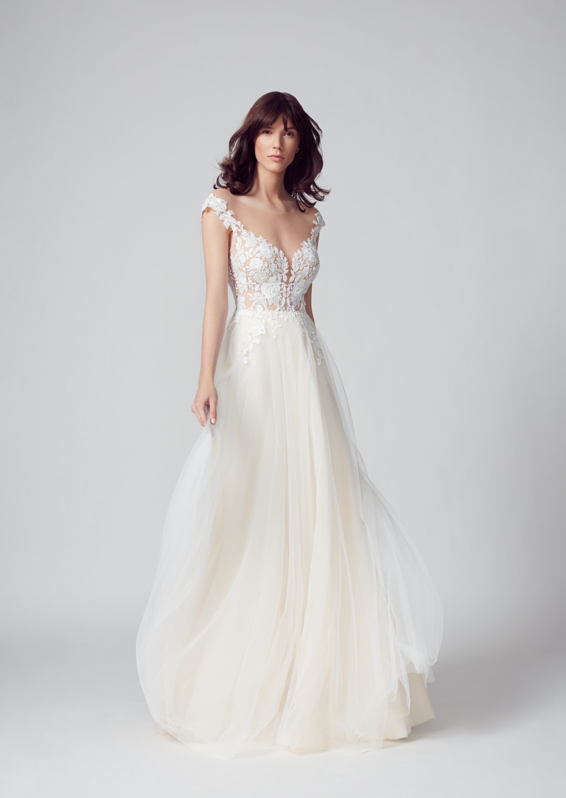 sabe_brautatelier ried_calina_brautkleid_prinzessin_softtuell_bluetenspitze_ivory_nude_vorne_2-min