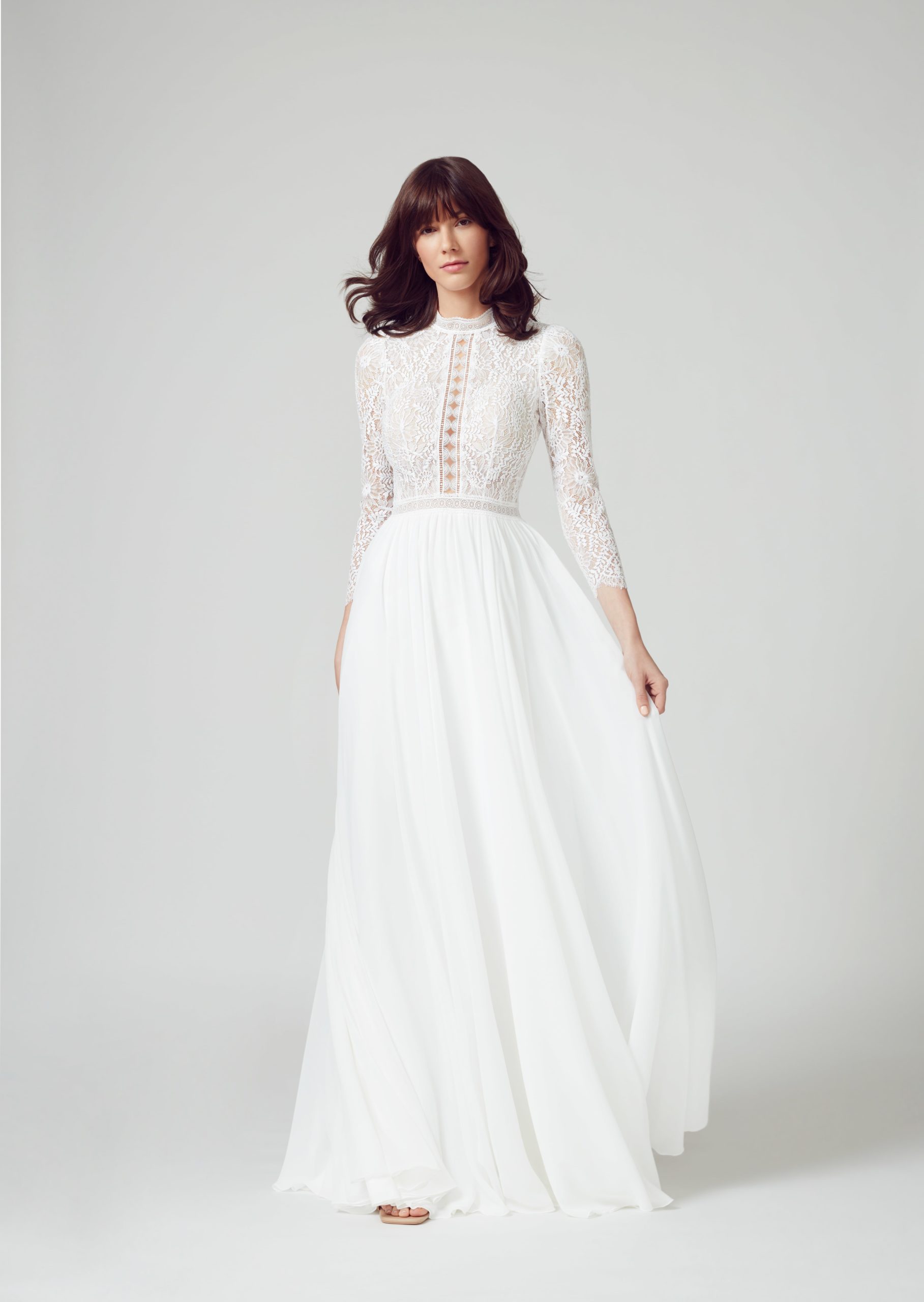 sabe_brautatelier ried_camea_brautkleid_boho_chiffon_spitze_langarm_ivory_vorne_1-min