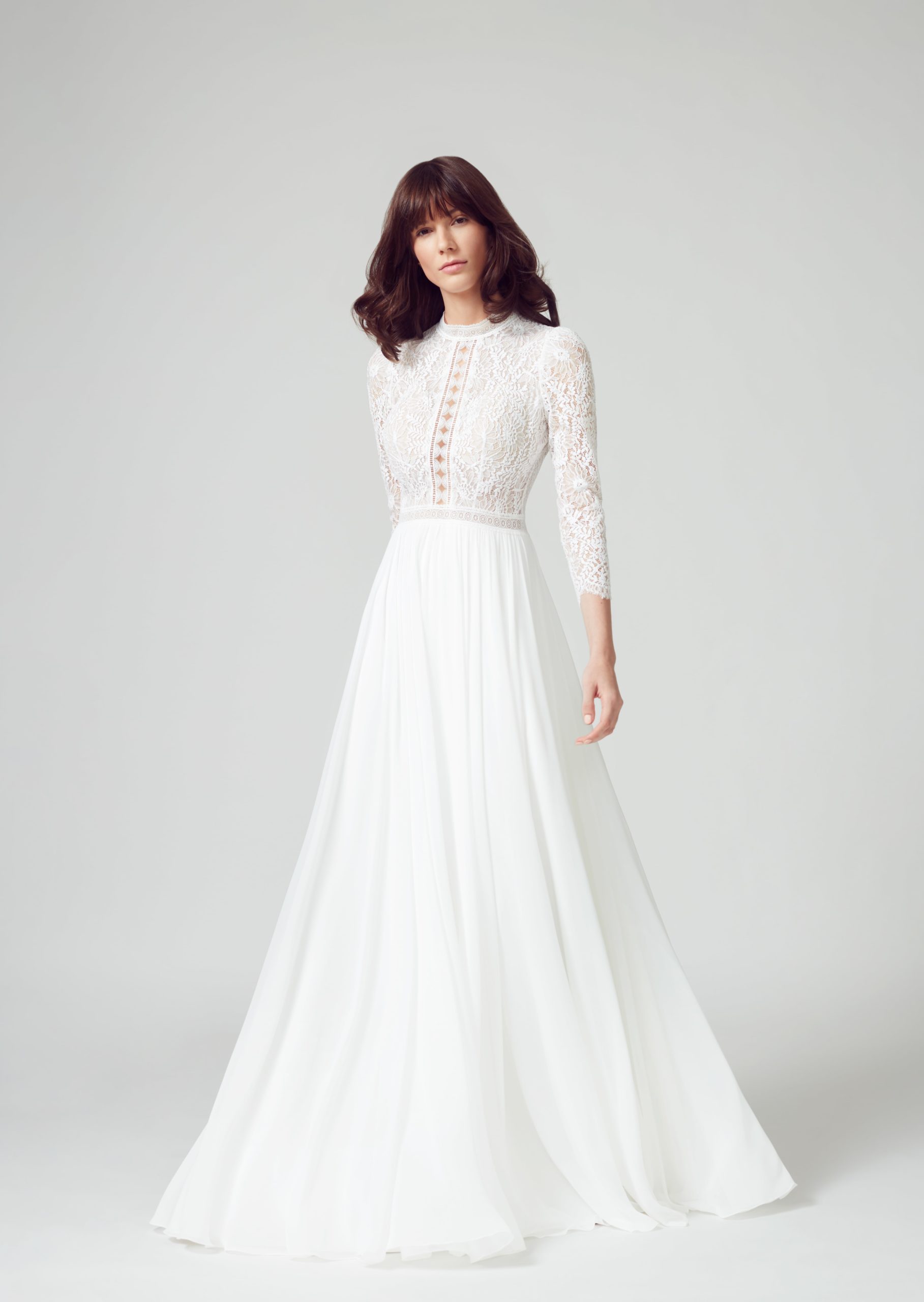 sabe_brautatelier ried_camea_brautkleid_boho_chiffon_spitze_langarm_ivory_vorne_2-min