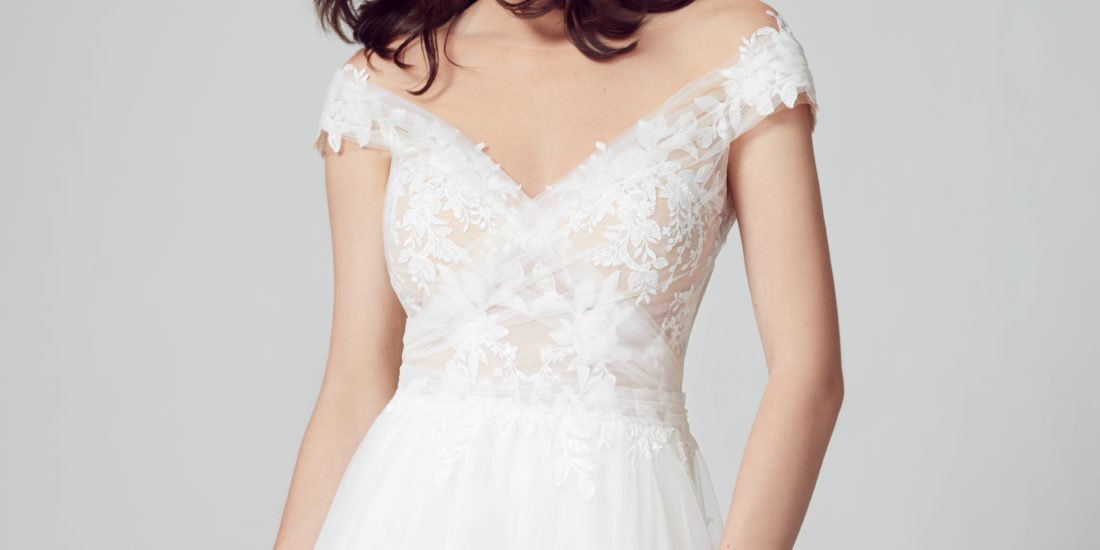 sabe_brautatelier ried_cloud_brautkleid_a-linie_softtuell_bluetenspitze_carmen-ausschnitt_ivory_details_1-min