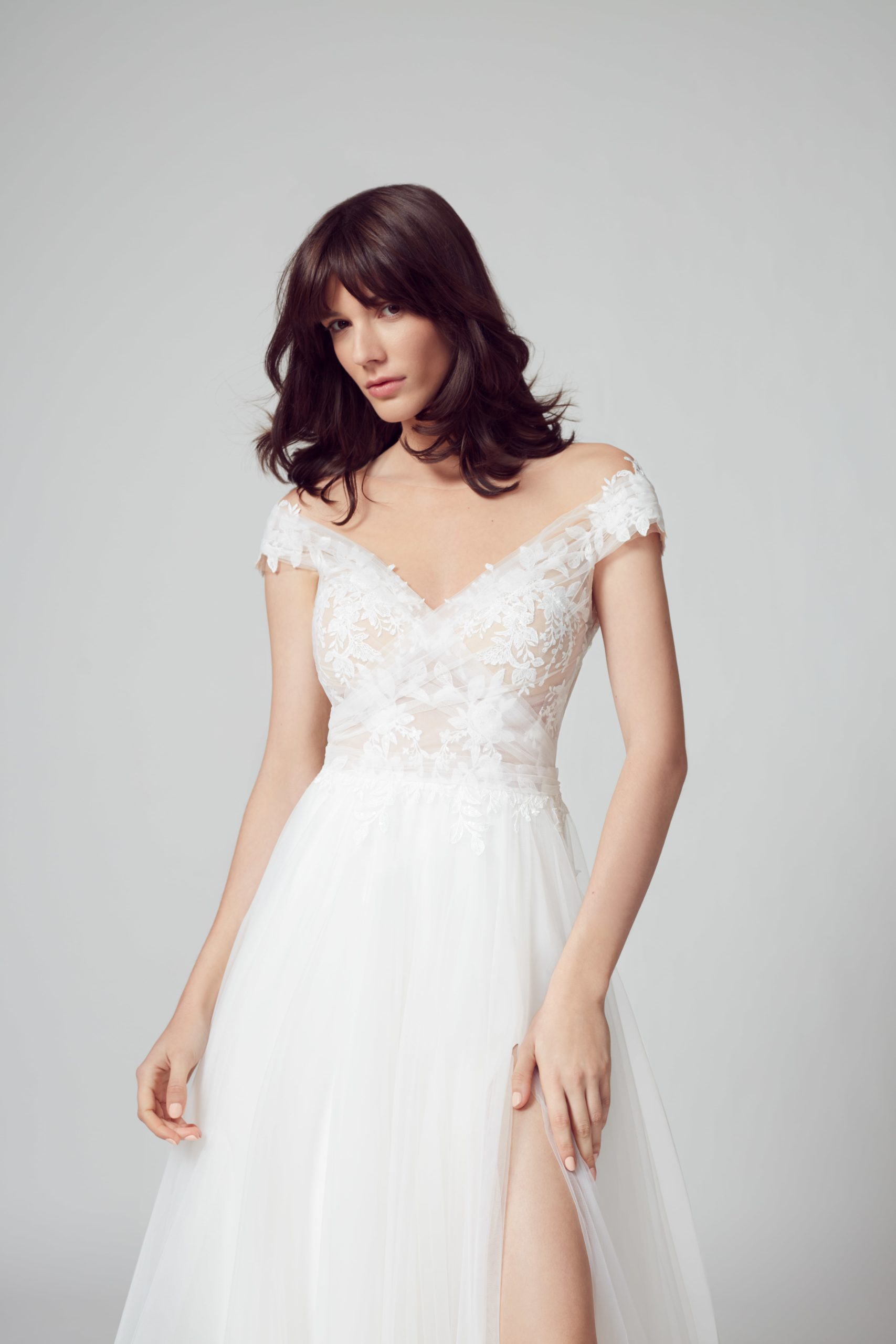 sabe_brautatelier ried_cloud_brautkleid_a-linie_softtuell_bluetenspitze_carmen-ausschnitt_ivory_details_1-min