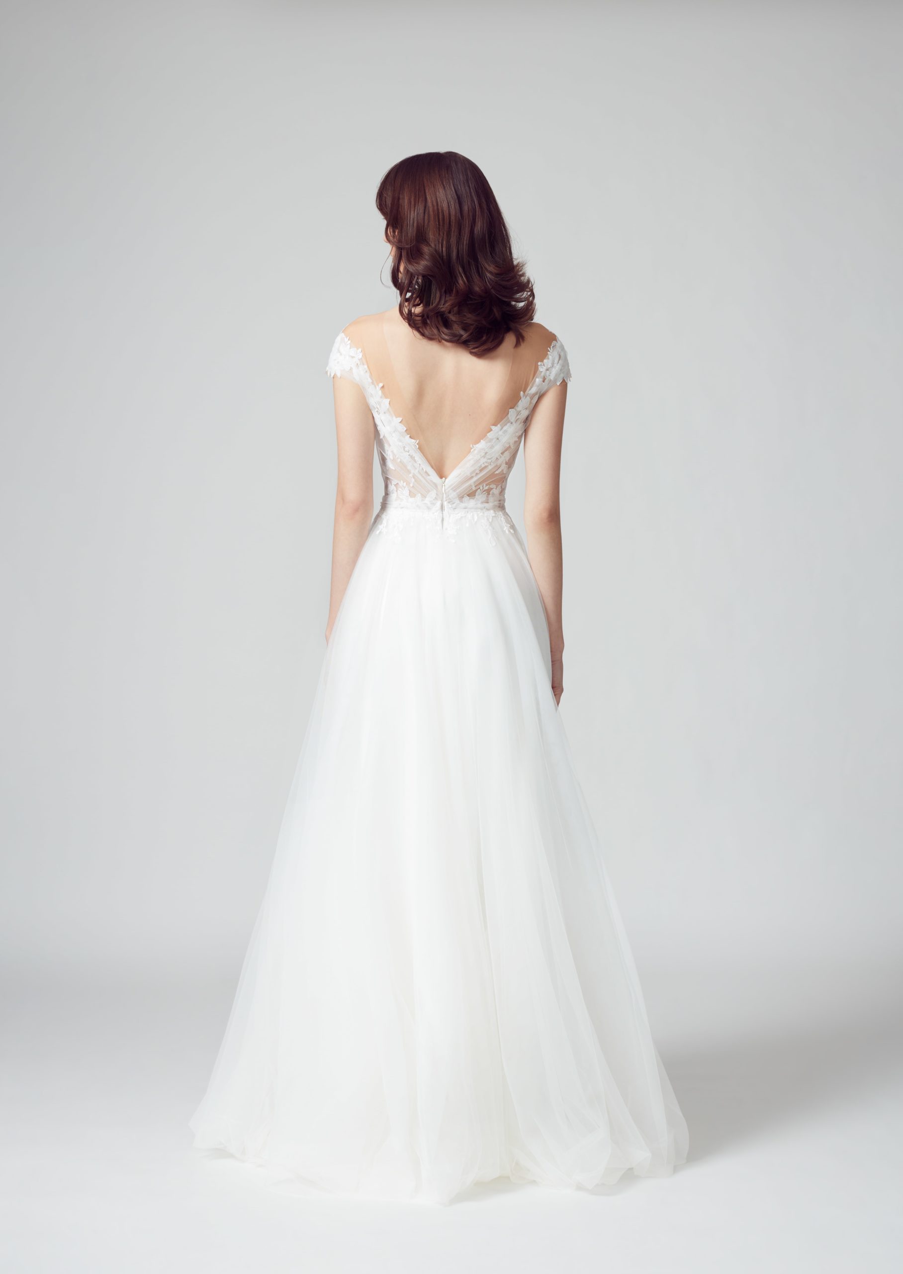 sabe_brautatelier ried_cloud_brautkleid_a-linie_softtuell_bluetenspitze_carmen-ausschnitt_ivory_ruecken_1-min