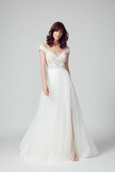 sabe_brautatelier ried_cloud_brautkleid_a-linie_softtuell_bluetenspitze_carmen-ausschnitt_ivory_vorne_1-min