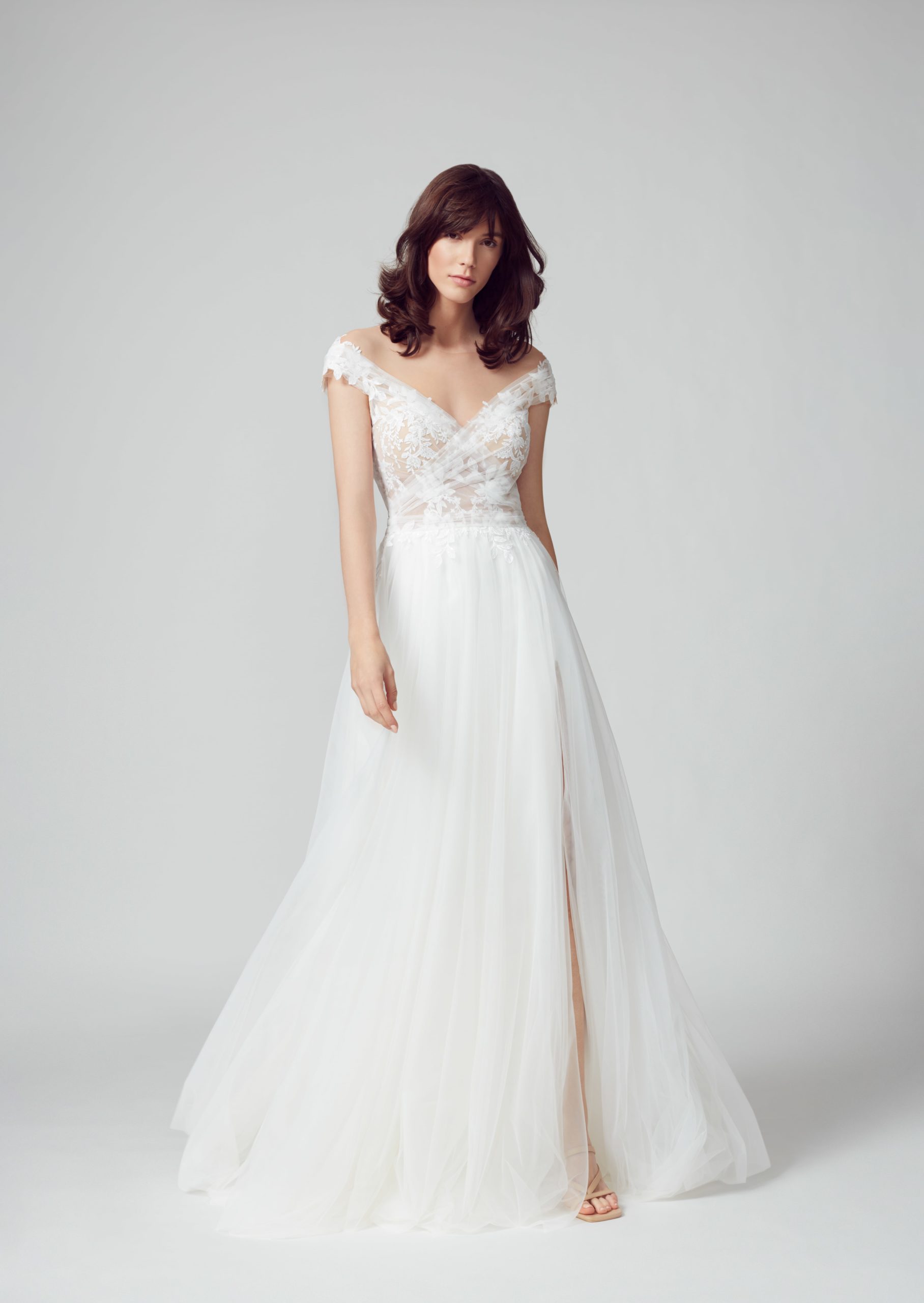sabe_brautatelier ried_cloud_brautkleid_a-linie_softtuell_bluetenspitze_carmen-ausschnitt_ivory_vorne_1-min