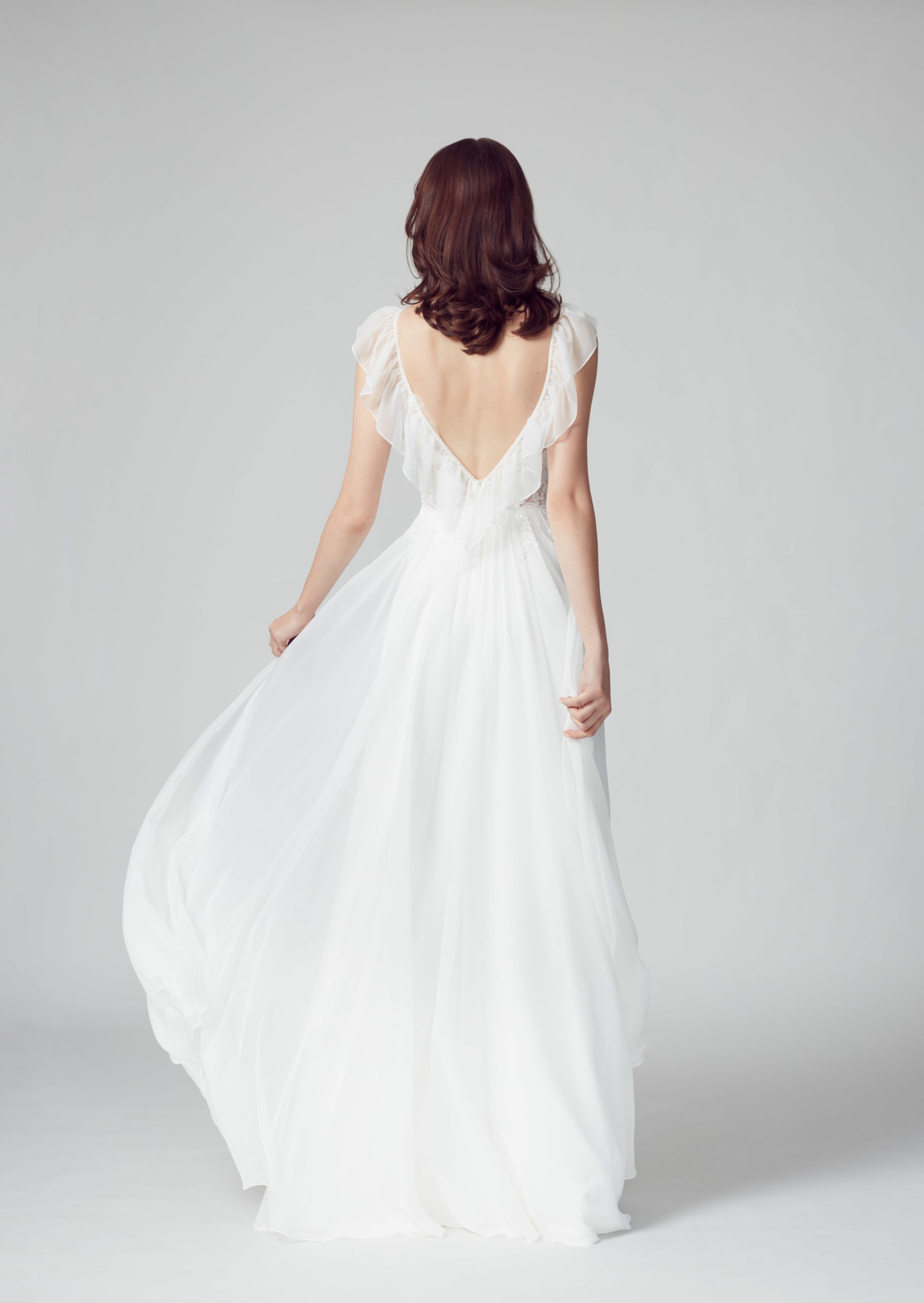 sabe_brautatelier ried_clover_brautkleid_prinzessin_chiffon_bluetenspitze_ivory_ruecken_1-min