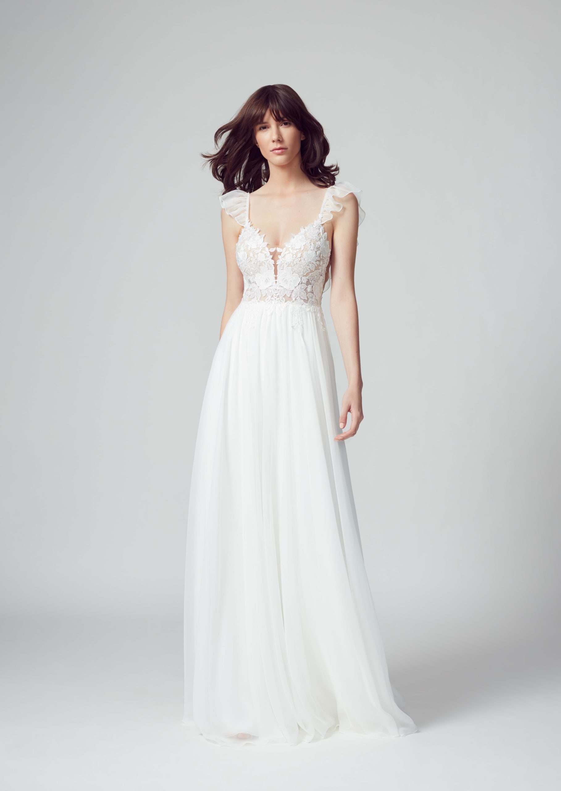 sabe_brautatelier ried_clover_brautkleid_prinzessin_chiffon_bluetenspitze_ivory_vorne_1-min