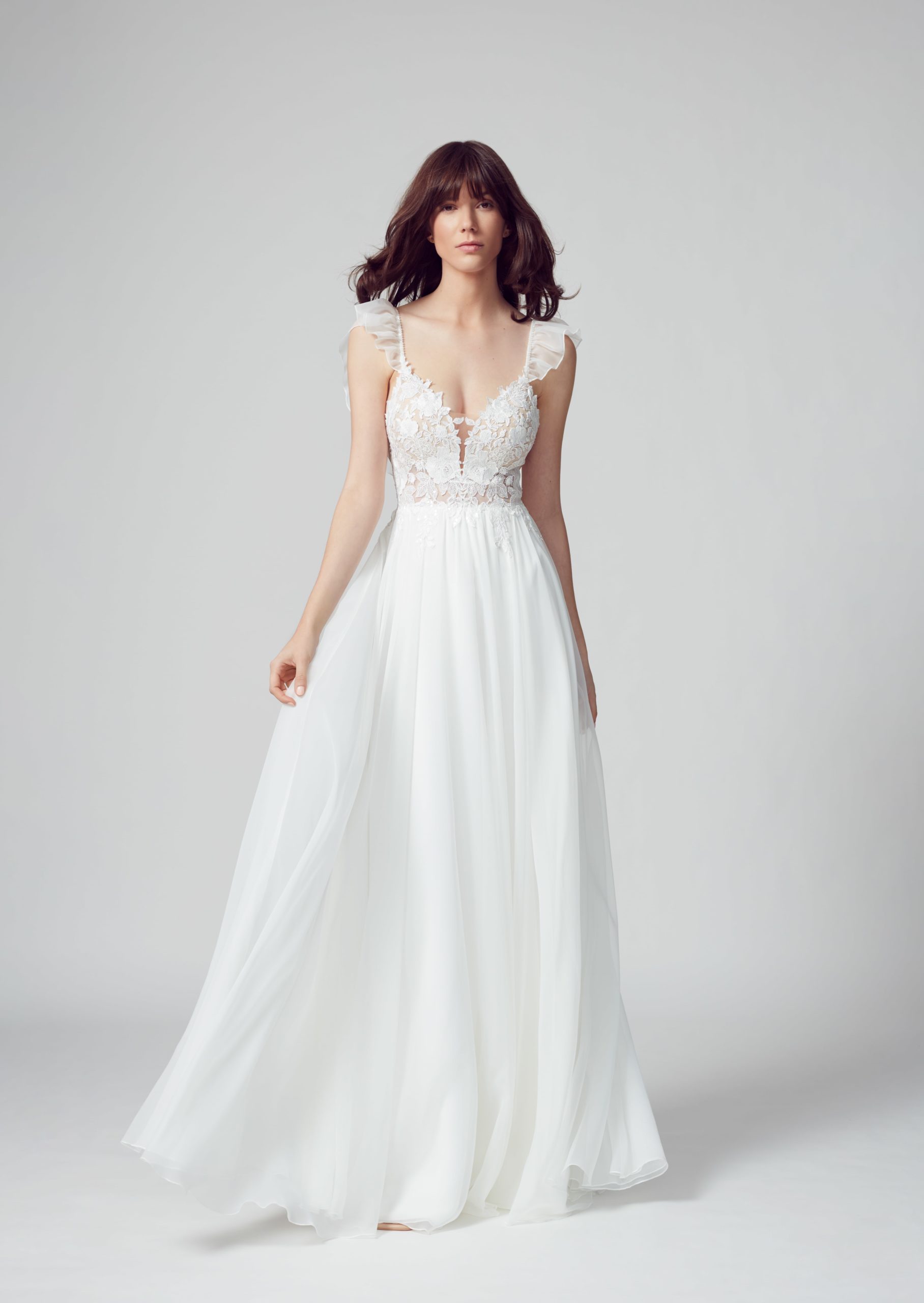 sabe_brautatelier ried_clover_brautkleid_prinzessin_chiffon_bluetenspitze_ivory_vorne_2-min