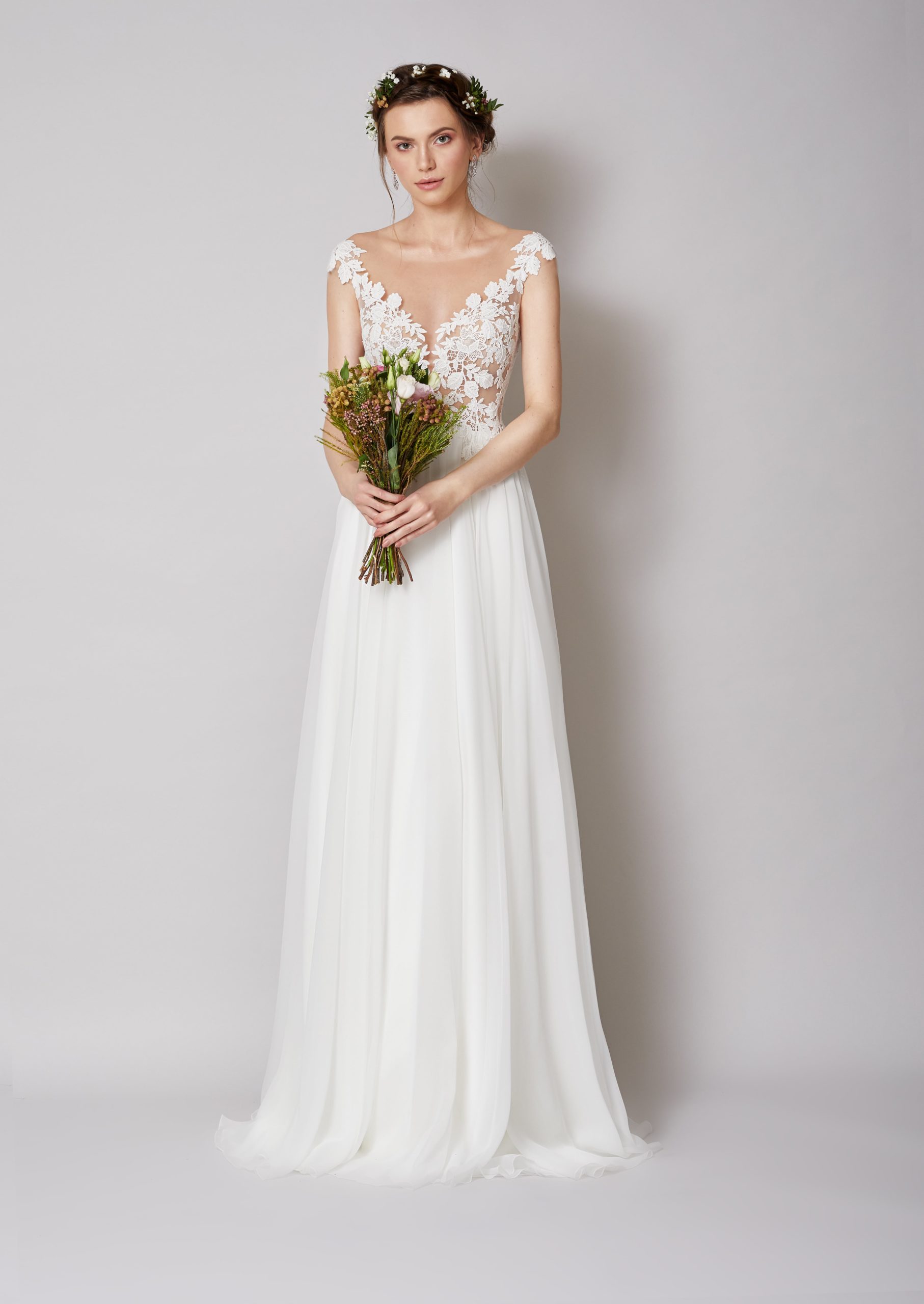 sabe_brautatelier ried_guido_brautkleid_v ausschnitt_tattoospitze_blumen und blätter spitze_ivory_knopfleiste_schleppe_chiffon_vorne_1-min