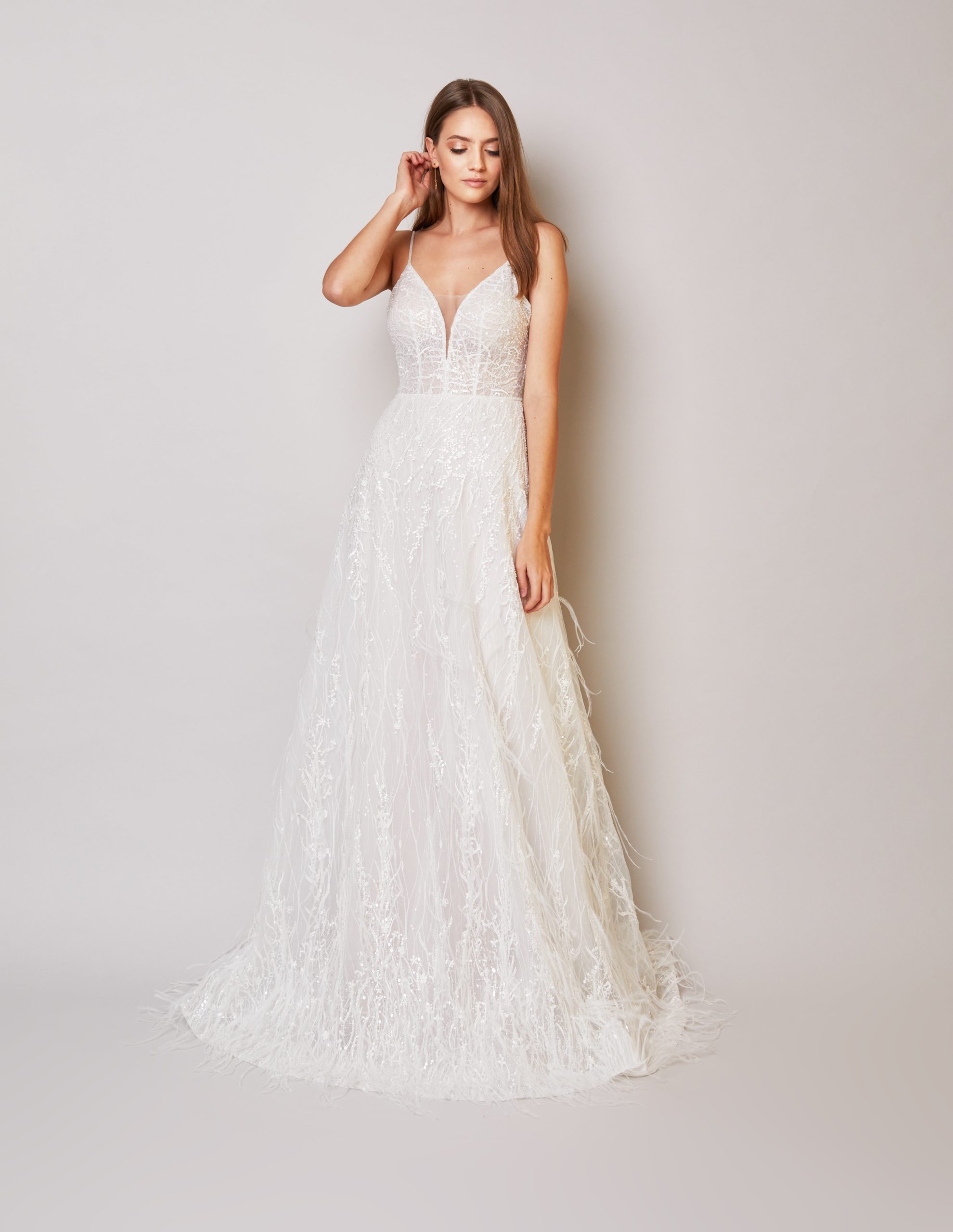 sabe_brautatelier ried_rodan_vintage prinzessin_leichte a linie_v ausschnitt_all over spitze_glitzer und federn_spaghetti träger_ivory_nude_vorne_1-min