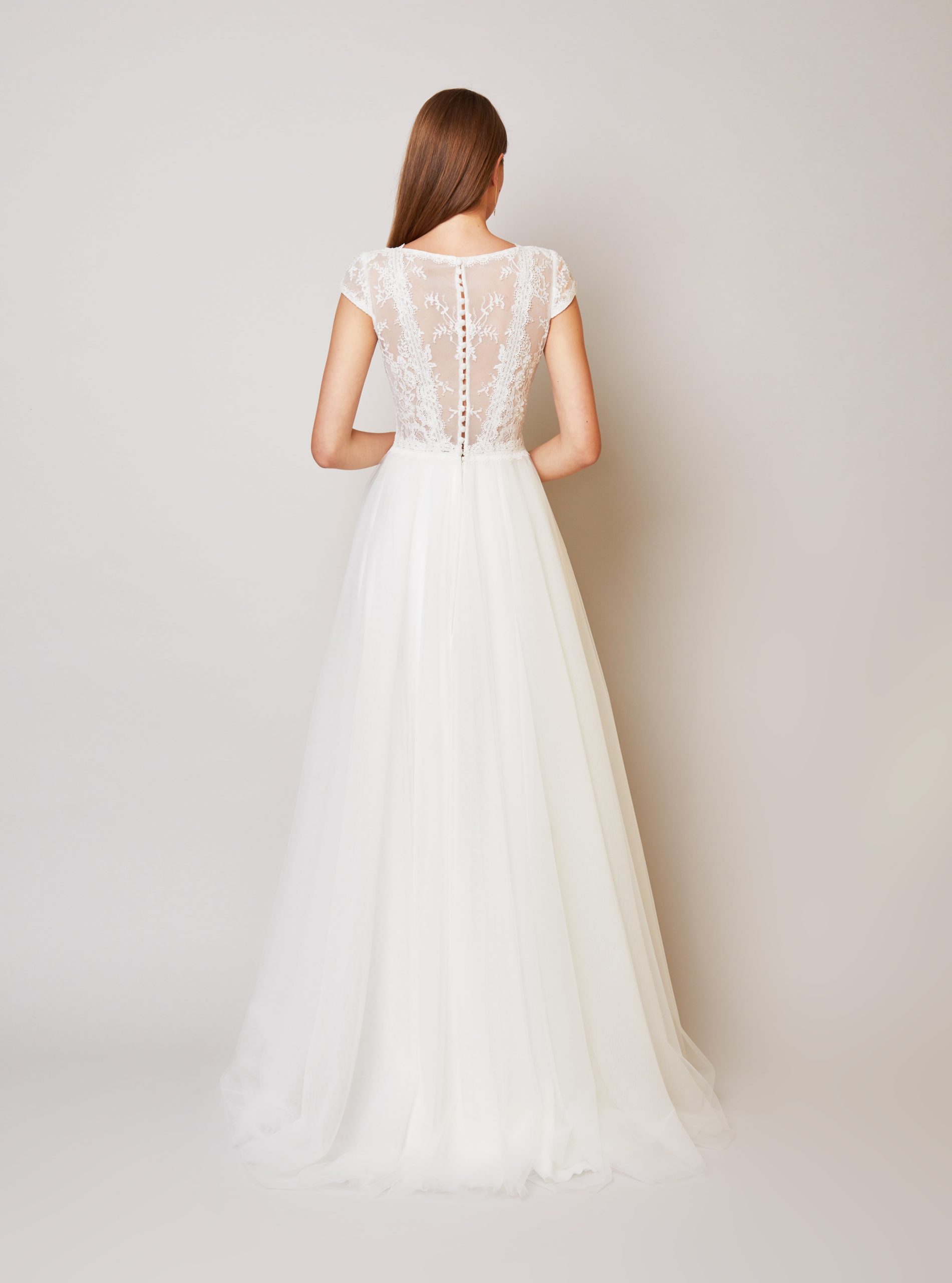 sabe_brautatelier ried_rose_brautkleid_spitze_kurze ärmel_v ausschnitt_rücken geschlossen_knopfleiste_ivory_rücken_1-min