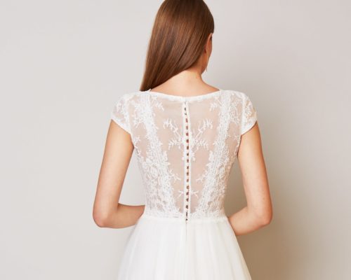 sabe_brautatelier ried_rose_brautkleid_spitze_kurze ärmel_v ausschnitt_rücken geschlossen_knopfleiste_ivory_rücken_2-min