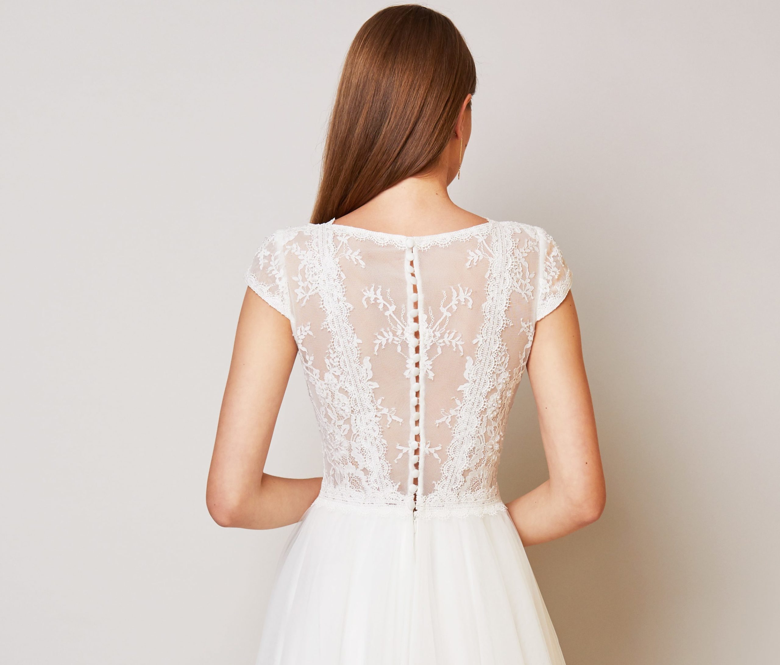sabe_brautatelier ried_rose_brautkleid_spitze_kurze ärmel_v ausschnitt_rücken geschlossen_knopfleiste_ivory_rücken_2-min