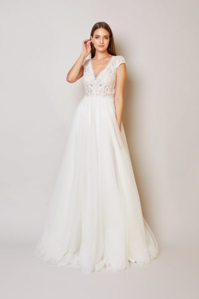 sabe_brautatelier ried_rose_brautkleid_spitze_kurze ärmel_v ausschnitt_rücken geschlossen_knopfleiste_ivory_vorne_2-min