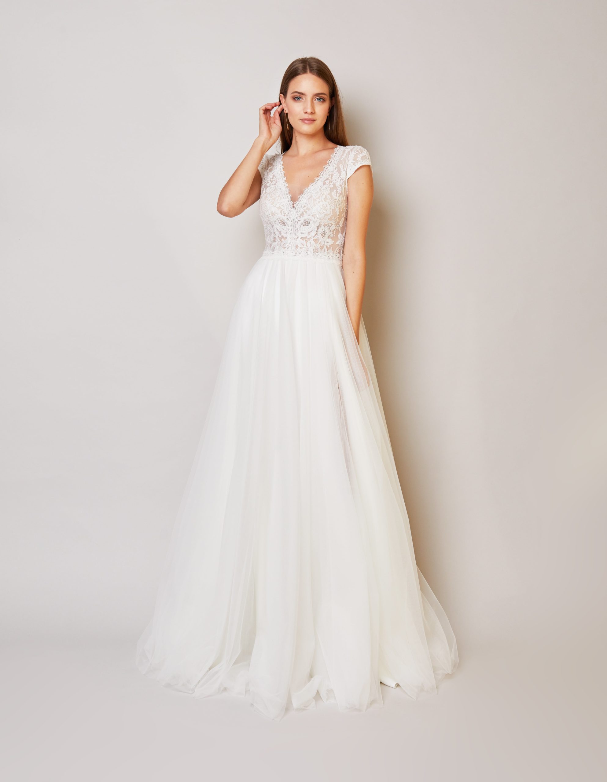 sabe_brautatelier ried_rose_brautkleid_spitze_kurze ärmel_v ausschnitt_rücken geschlossen_knopfleiste_ivory_vorne_2-min
