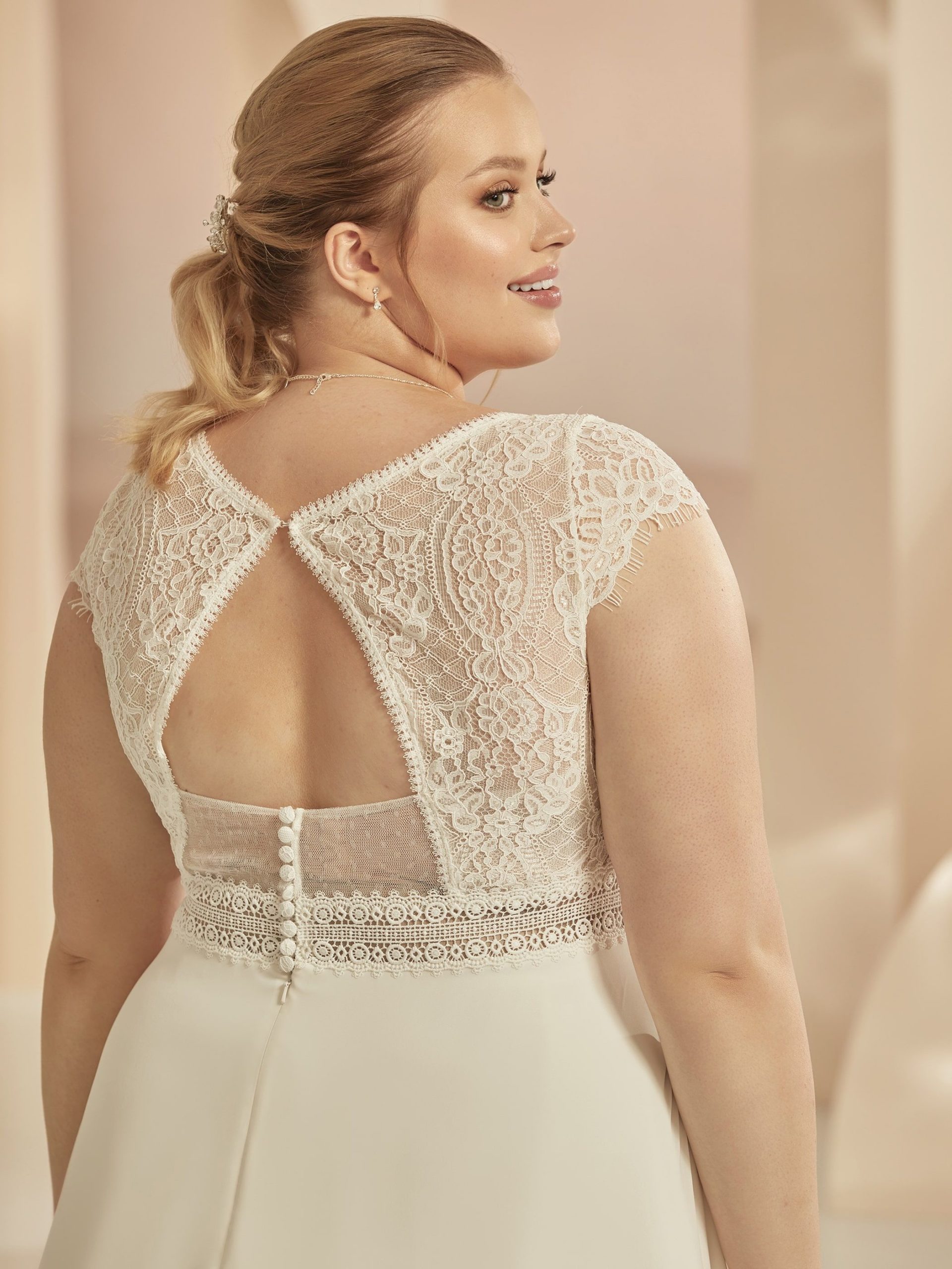 bianco evento_brautatelier ried_arleta_brautkleid_a-linie_chiffon_spitze_v-ausschnitt_creme_details_1-min