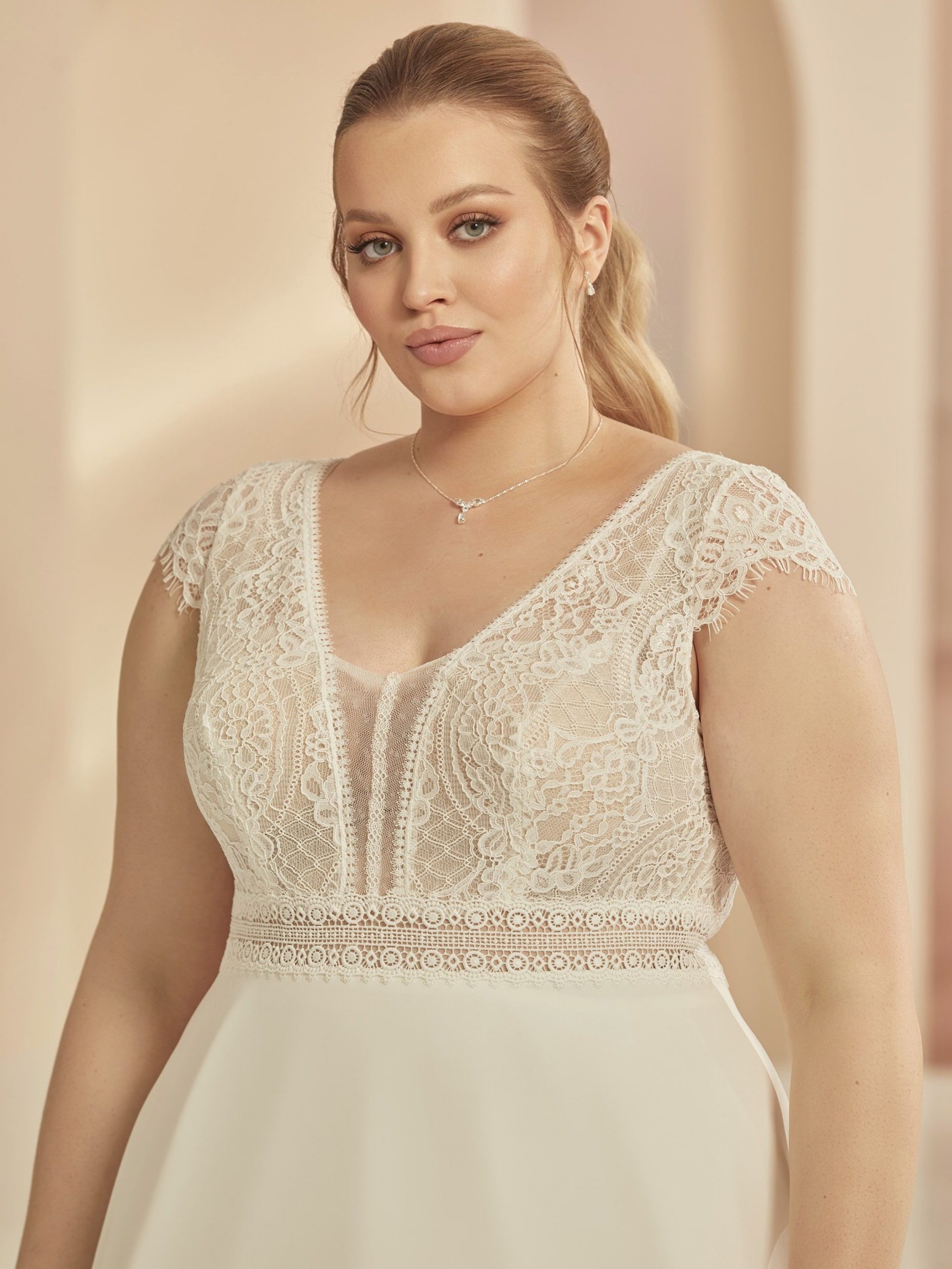 bianco evento_brautatelier ried_arleta_brautkleid_a-linie_chiffon_spitze_v-ausschnitt_creme_portrait_1-min