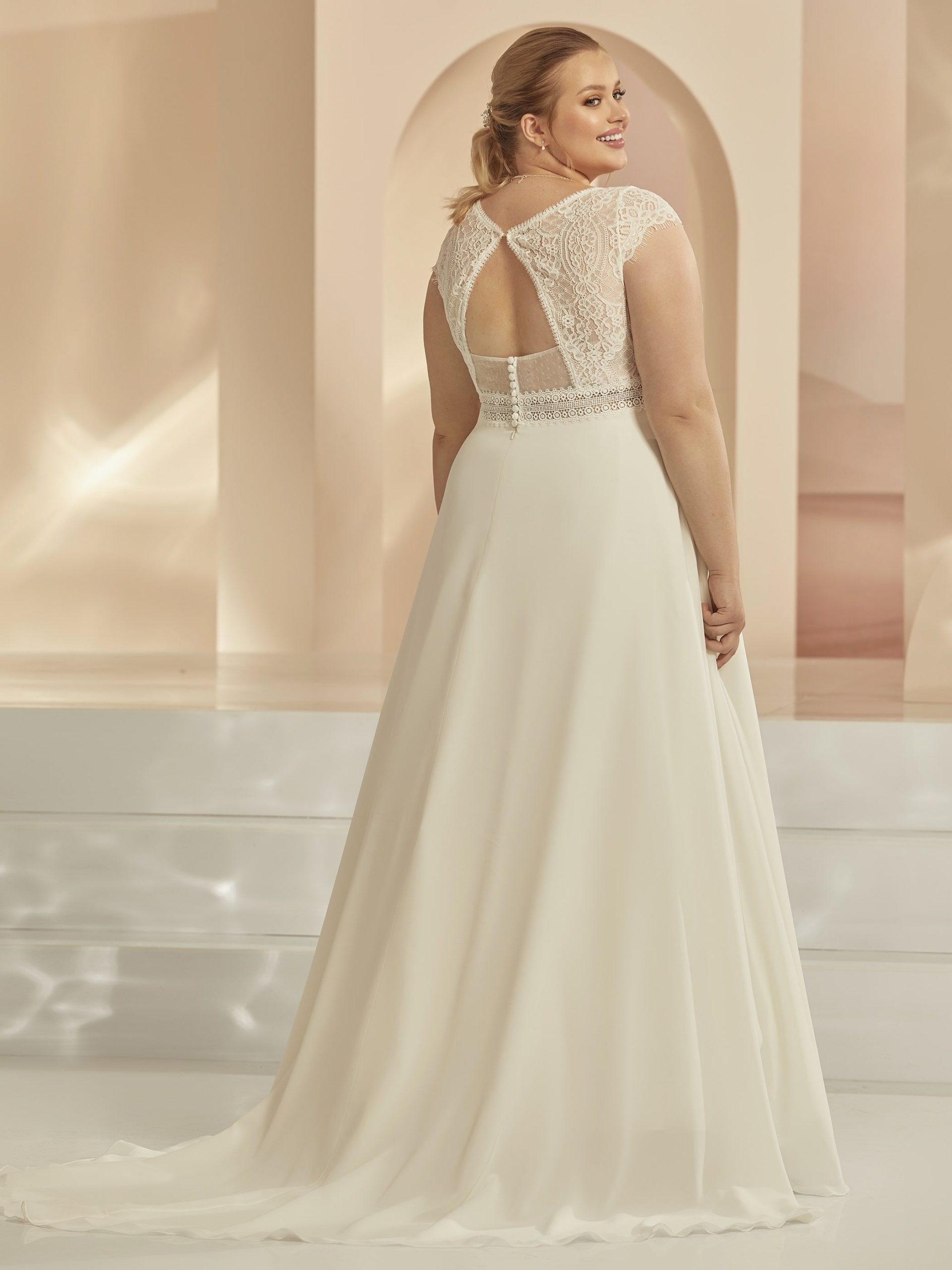 bianco evento_brautatelier ried_arleta_brautkleid_a-linie_chiffon_spitze_v-ausschnitt_creme_ruecken_1-min