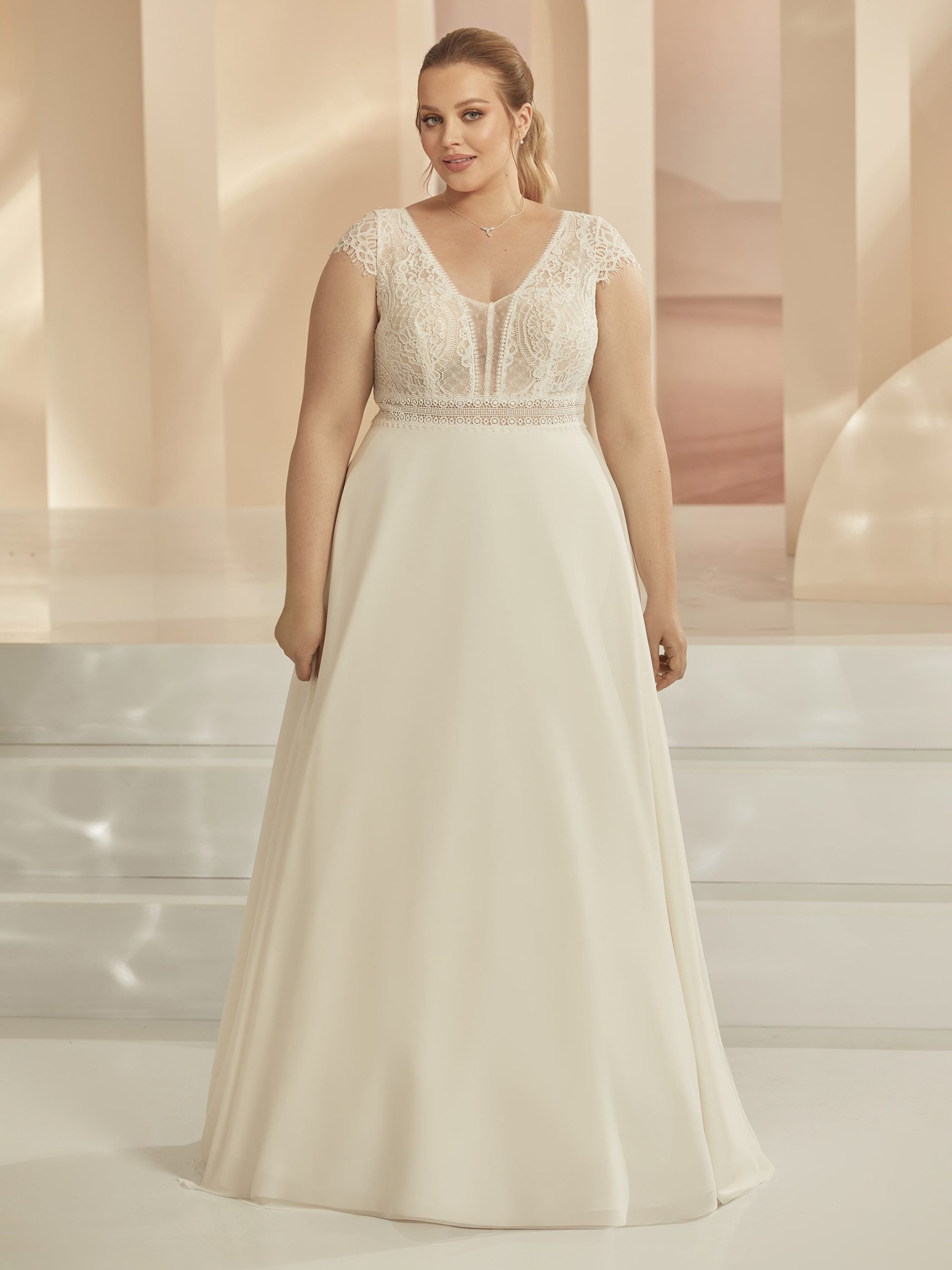 bianco evento_brautatelier ried_arleta_brautkleid_a-linie_chiffon_spitze_v-ausschnitt_creme_vorne_1-min