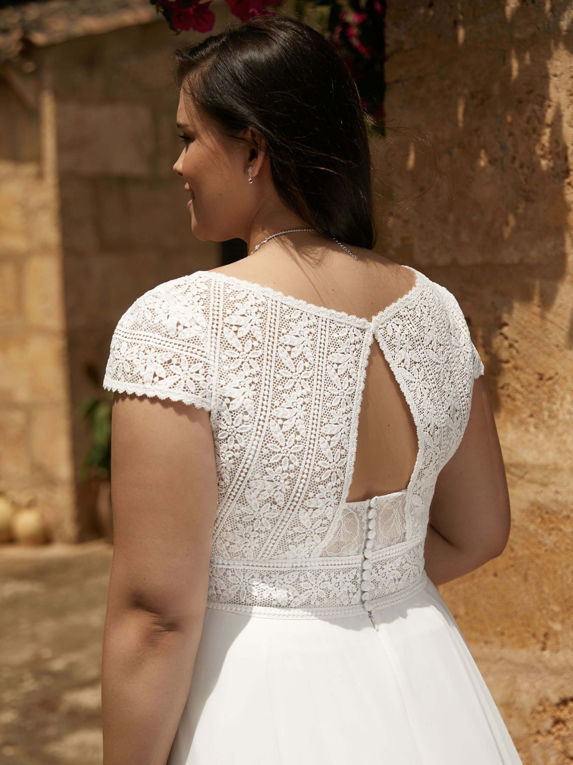 bianco evento_brautatelier ried_lena_brautkleid_boho_a-linie_chiffon_spitze_kurzarm_v-ausschnitt_creme_details_1-min