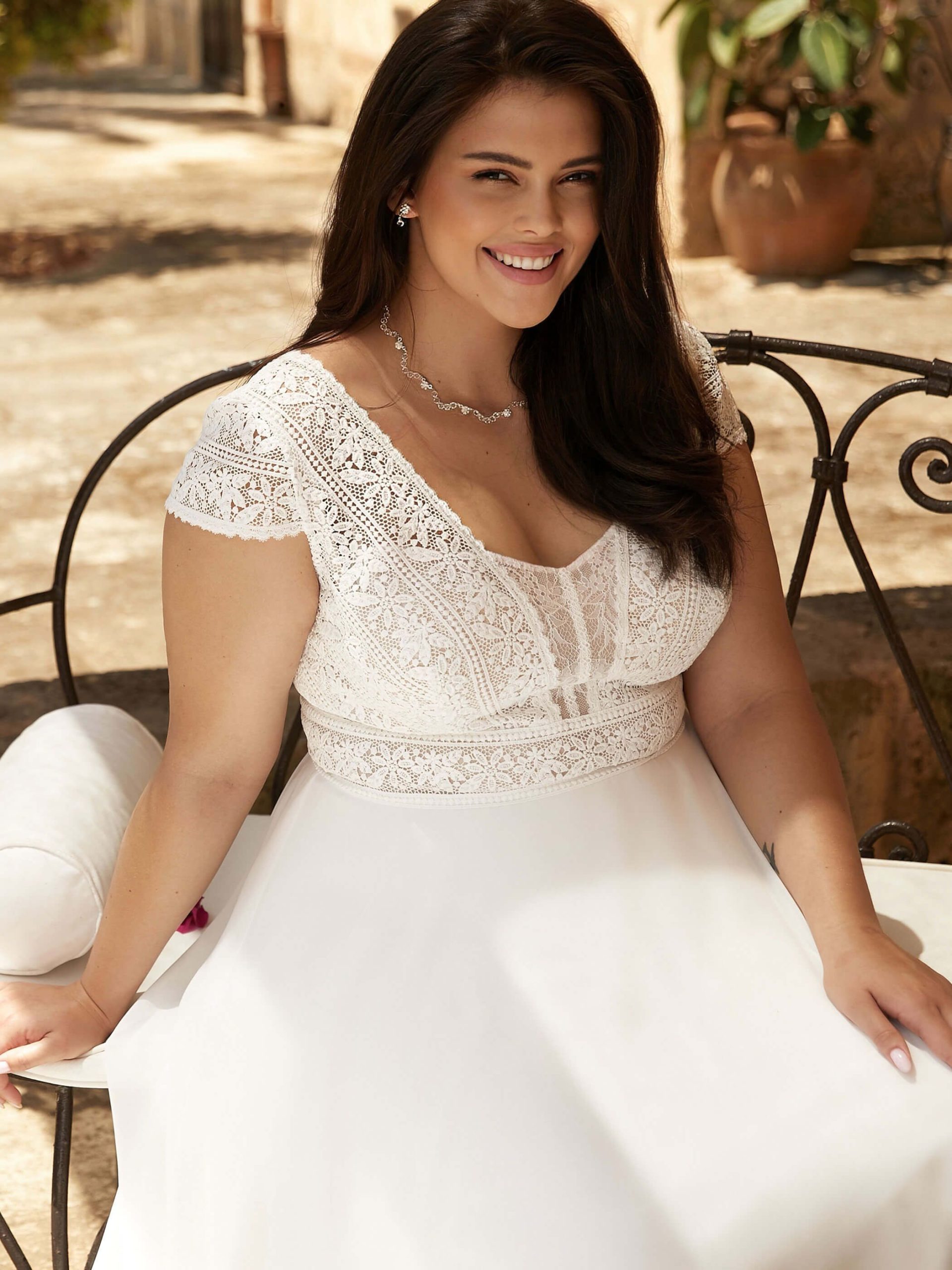 bianco evento_brautatelier ried_lena_brautkleid_boho_a-linie_chiffon_spitze_kurzarm_v-ausschnitt_creme_details_2-min