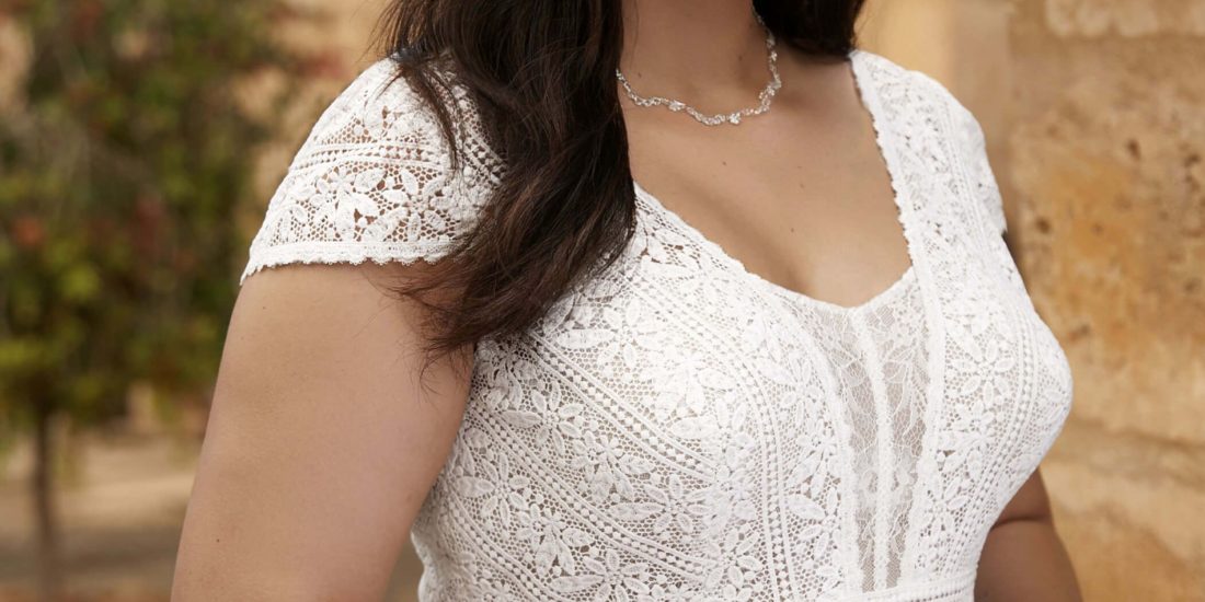 bianco evento_brautatelier ried_lena_brautkleid_boho_a-linie_chiffon_spitze_kurzarm_v-ausschnitt_creme_portrait_1-min