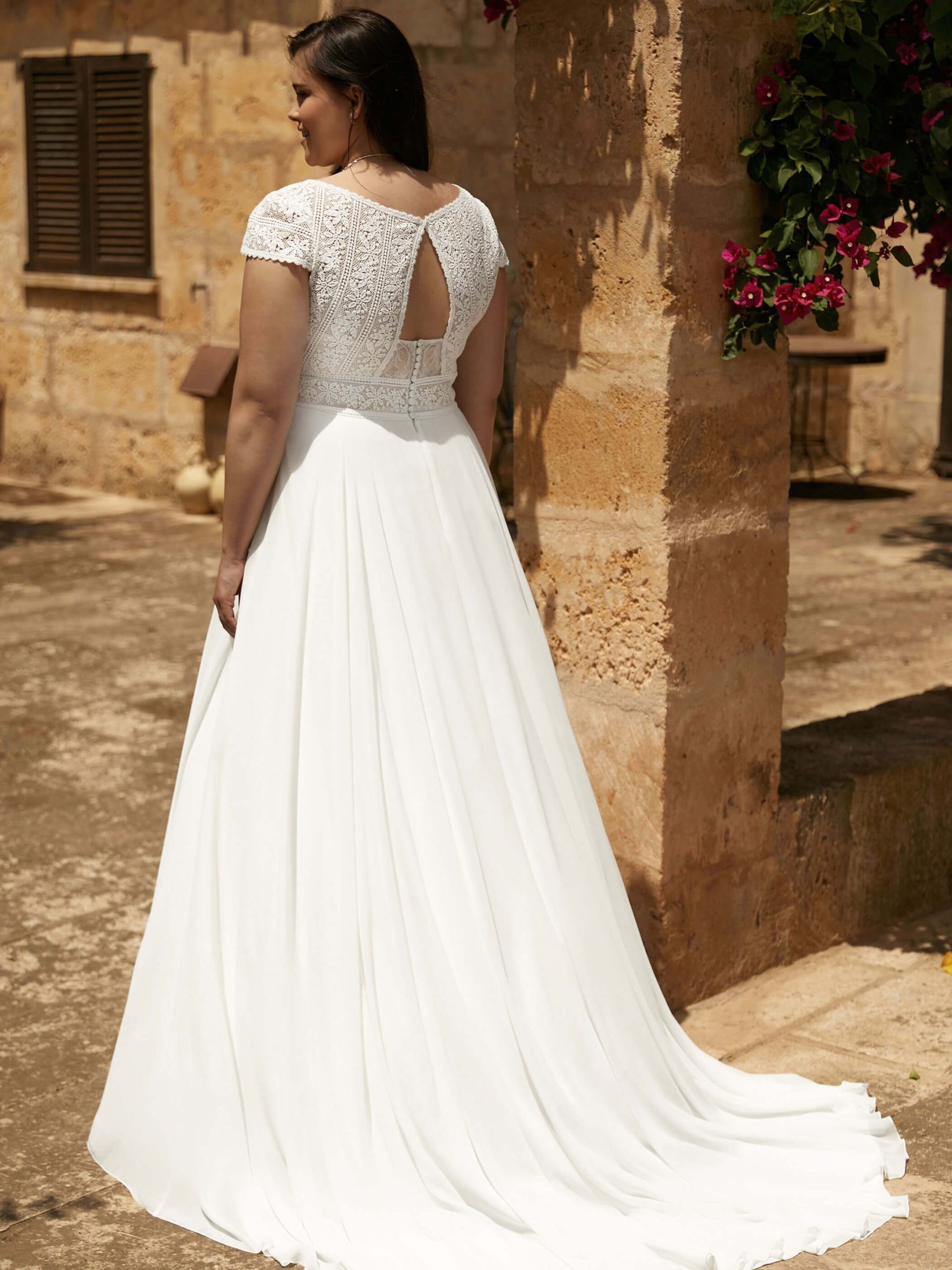 bianco evento_brautatelier ried_lena_brautkleid_boho_a-linie_chiffon_spitze_kurzarm_v-ausschnitt_creme_ruecken_1-min