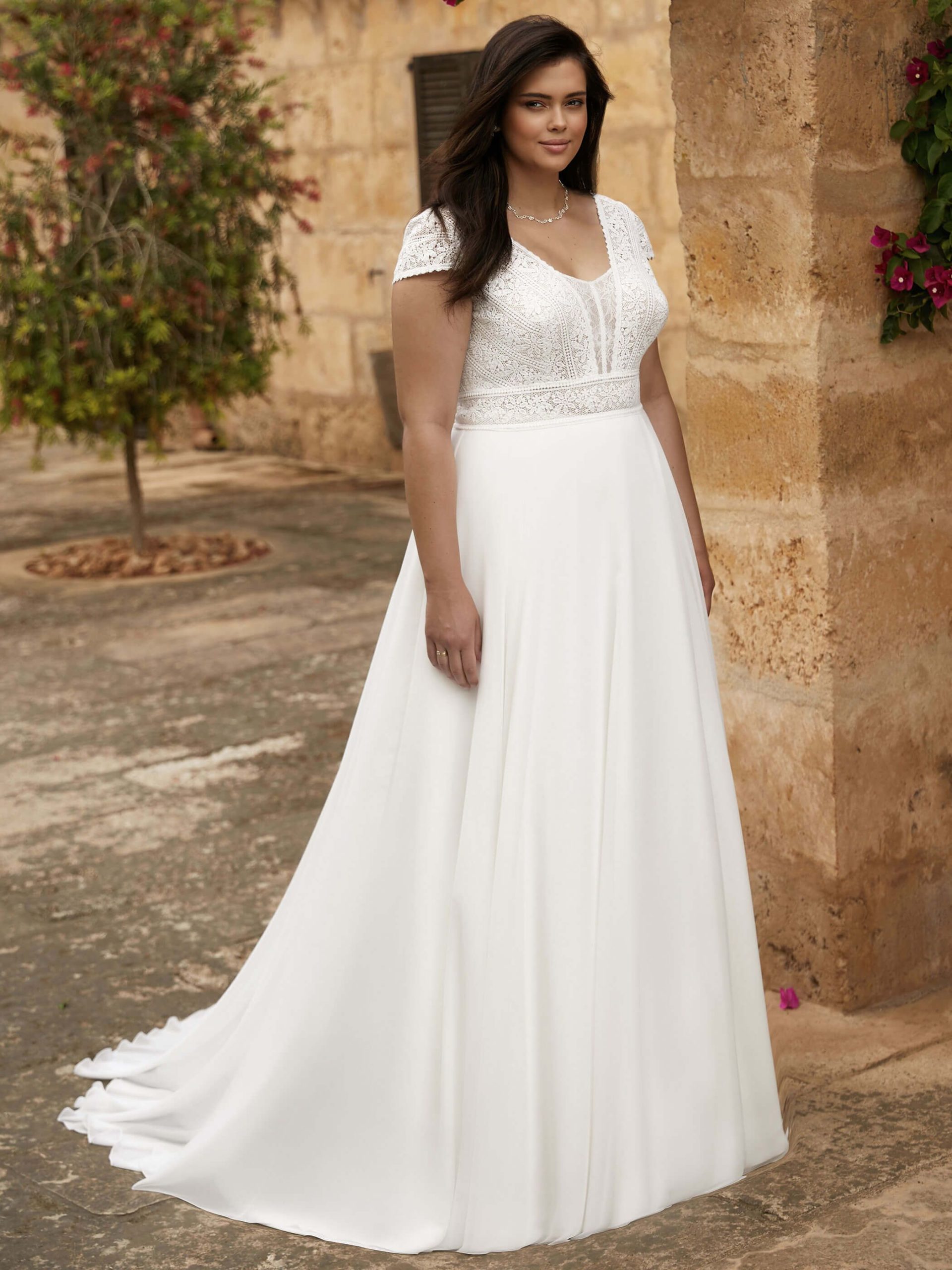 bianco evento_brautatelier ried_lena_brautkleid_boho_a-linie_chiffon_spitze_kurzarm_v-ausschnitt_creme_vorne_1-min