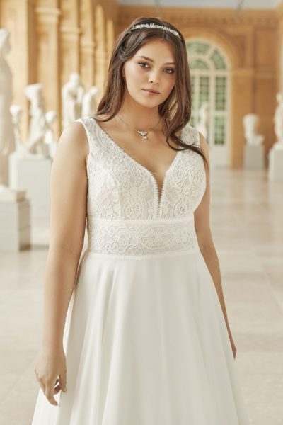 bianco evento_brautatelier ried_vivienne_brautkleid_a-linie_chiffon_spitze_v-ausschnitt_creme_vorne_1-min
