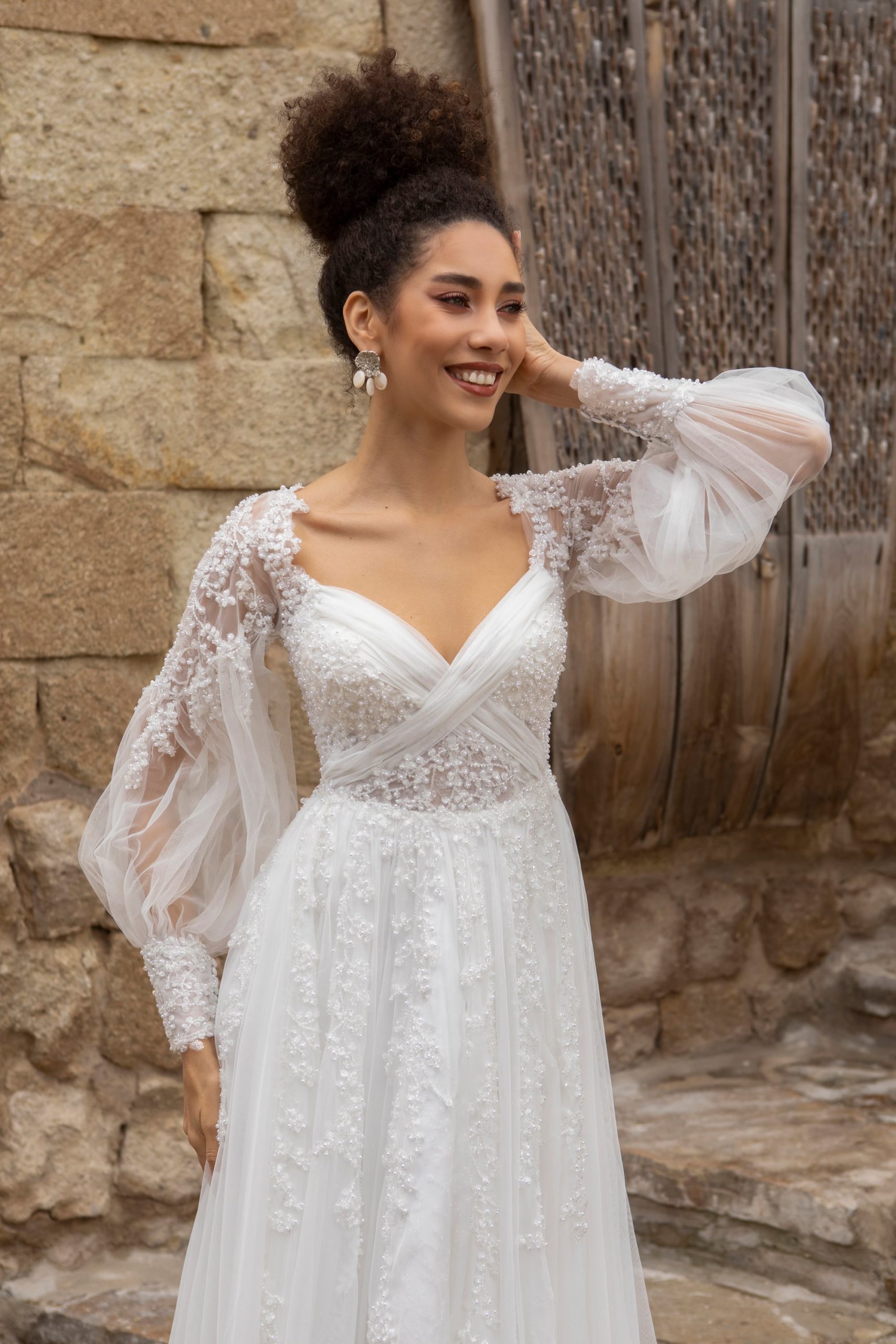 emine yildirim_brautatelier ried_4017_brautkleid_vintage_blaetterspitze_tuell_glitzer_langarm_ivory_a-linie_details_vorne_1-min