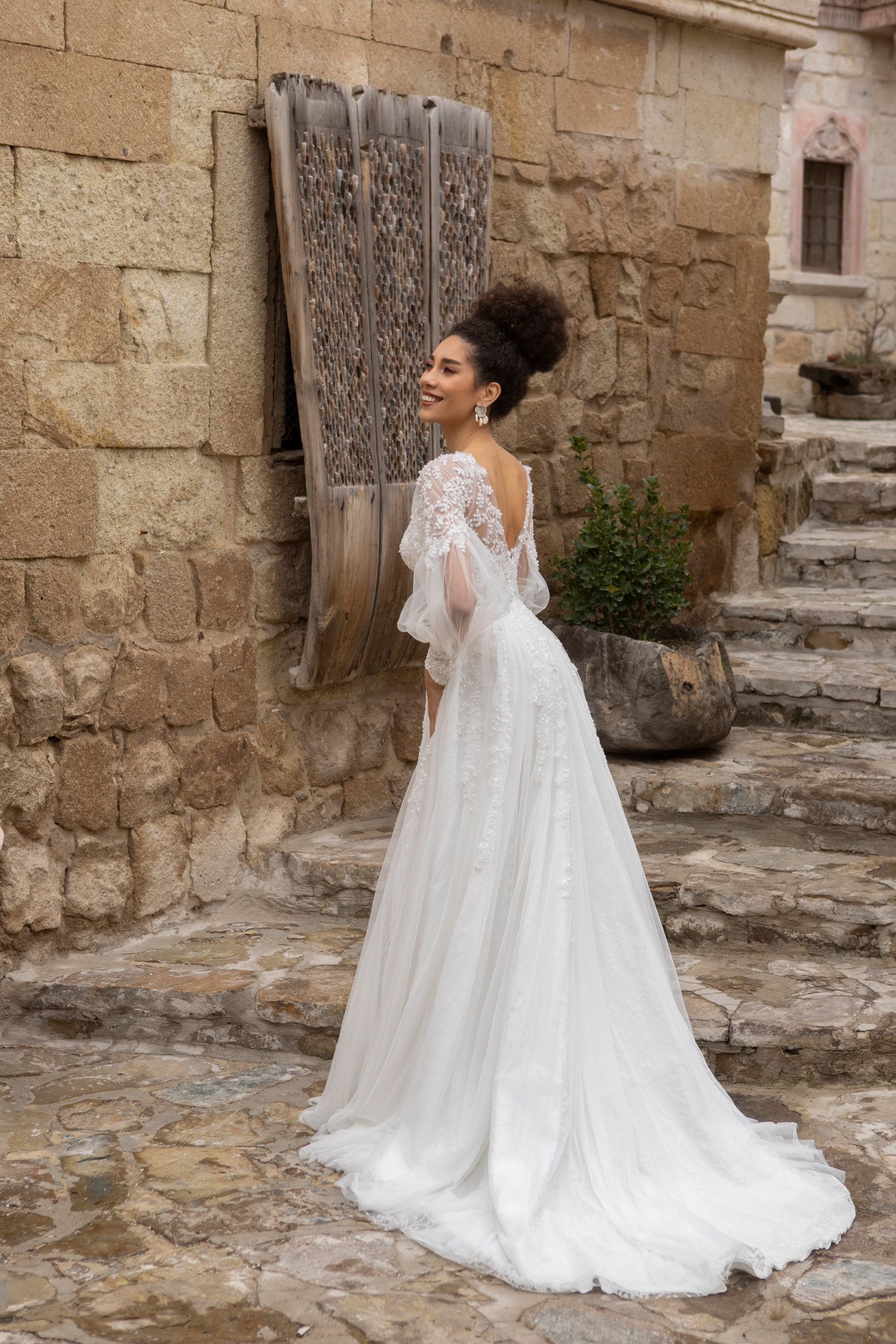 emine yildirim_brautatelier ried_4017_brautkleid_vintage_blaetterspitze_tuell_glitzer_langarm_ivory_a-linie_ruecken_1-min
