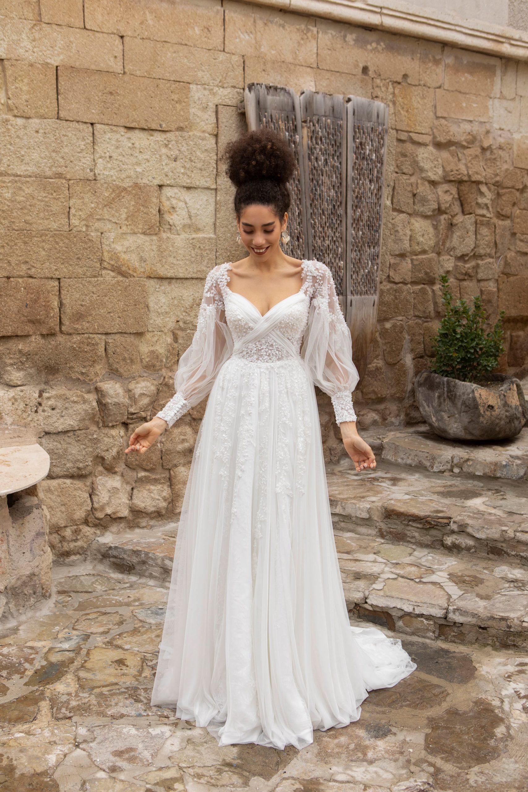 emine yildirim_brautatelier ried_4017_brautkleid_vintage_blaetterspitze_tuell_glitzer_langarm_ivory_a-linie_vorne_1-min