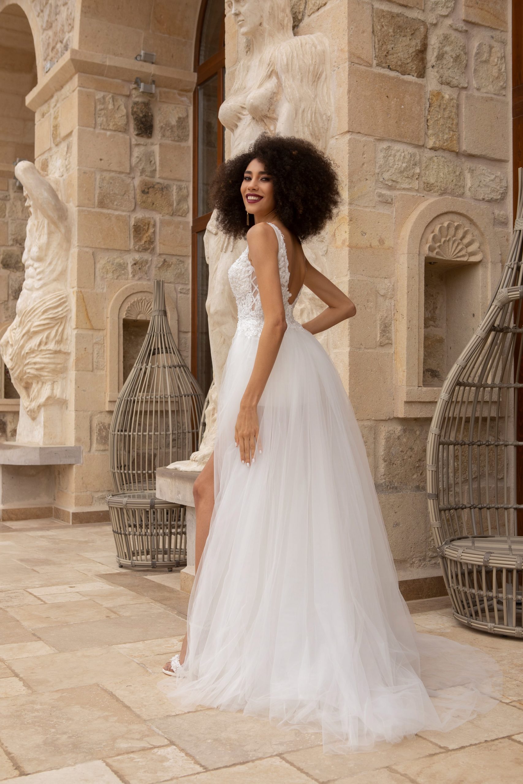 emine yildirim_brautatelier ried_4049_brautkleid_prinzessin_blaetterspitze_tuell_glitzer_v-ausschnitt_ivory_a-linie_ruecken_1-min