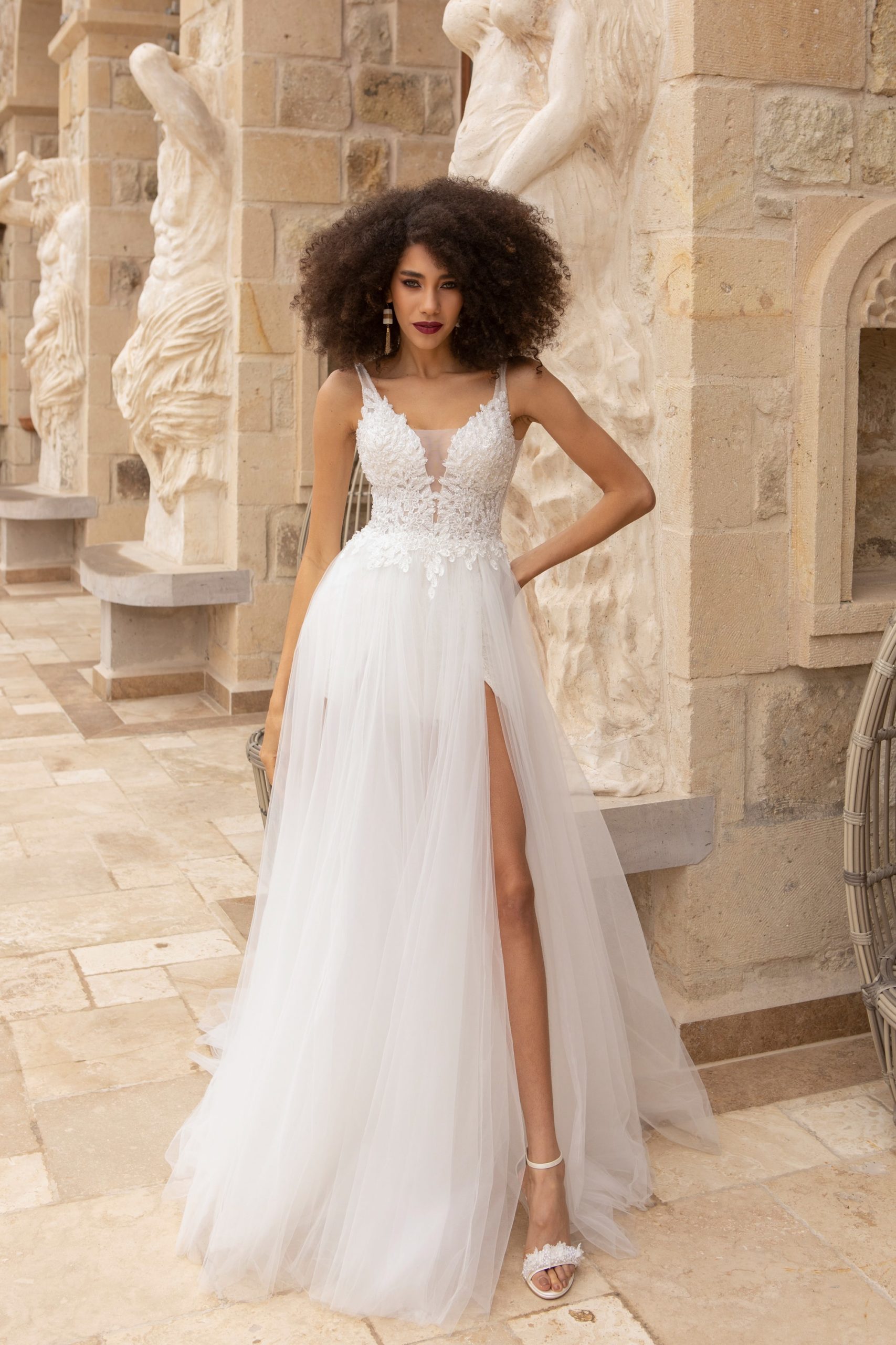 emine yildirim_brautatelier ried_4049_brautkleid_prinzessin_blaetterspitze_tuell_glitzer_v-ausschnitt_ivory_a-linie_vorne_1-min