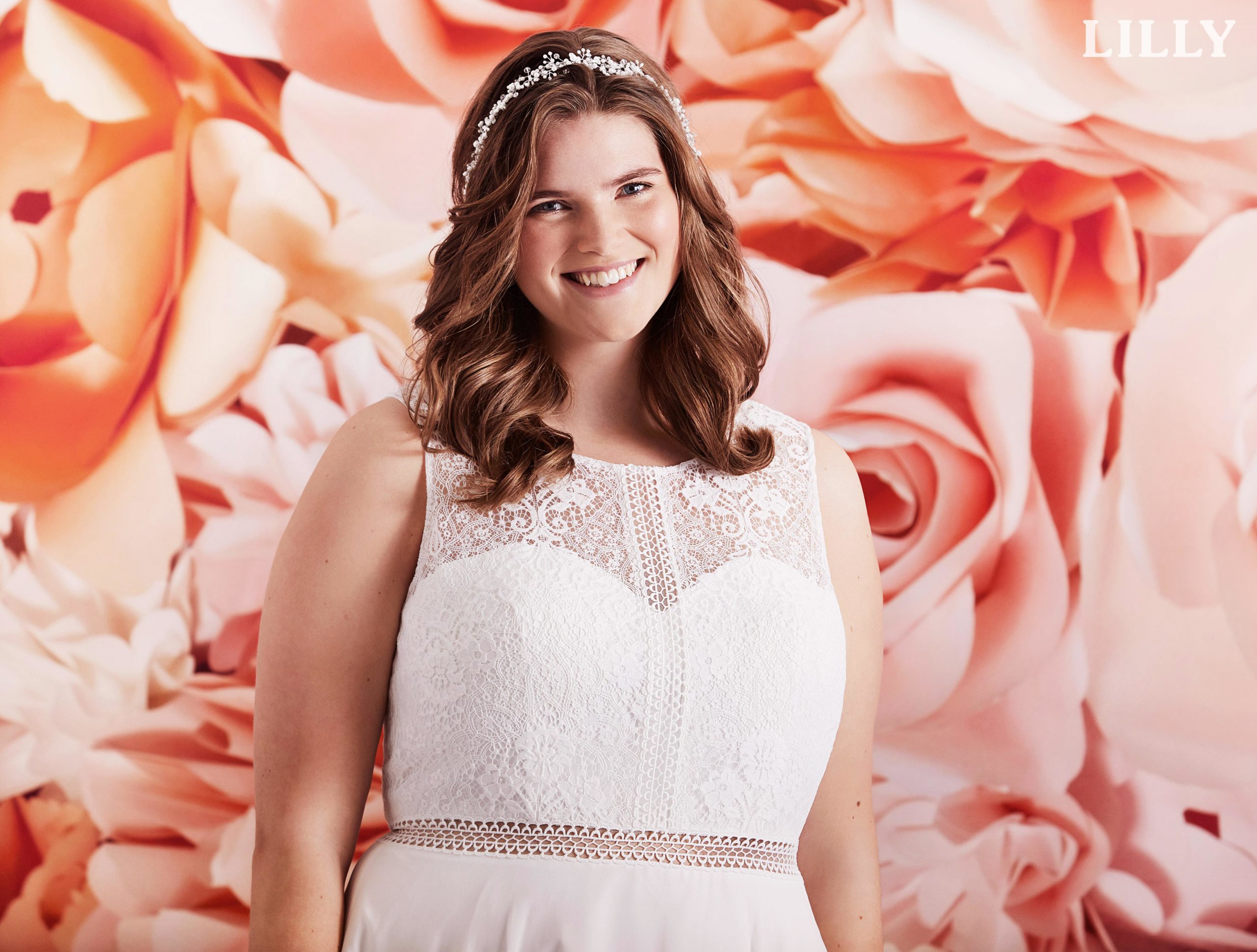 lilly_brautatelier ried_08-4144-cr_brautkleid_boho_chiffon_spitze_creme_portrait_1-min