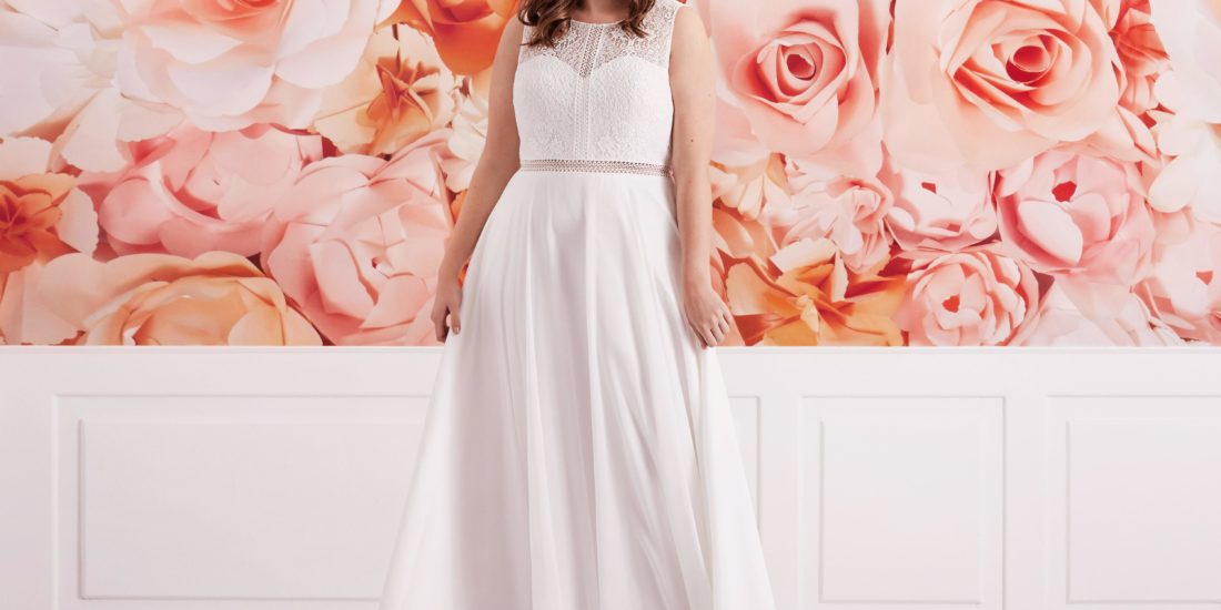 lilly_brautatelier ried_08-4144-cr_brautkleid_boho_chiffon_spitze_creme_vorne_1-min