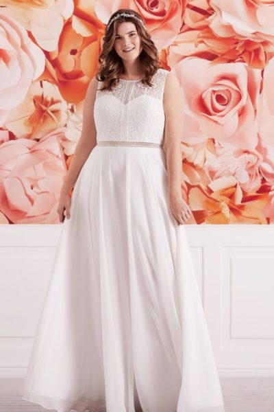 lilly_brautatelier ried_08-4144-cr_brautkleid_boho_chiffon_spitze_creme_vorne_1-min