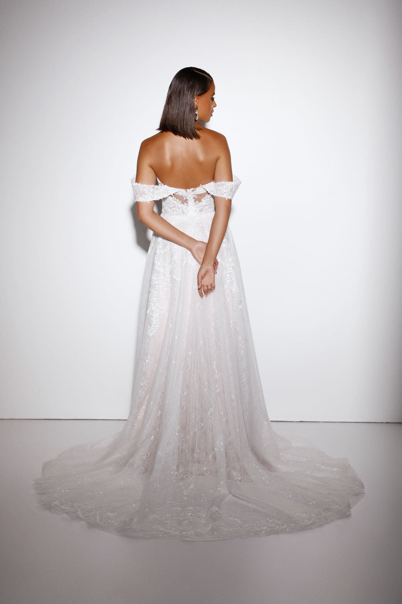 evie young_brautatelier ried_ayla_ey362_brautkleid_vintage prinzessin_softtuell_abnehmbare aermel_ivory-moccha_ruecken_2-min