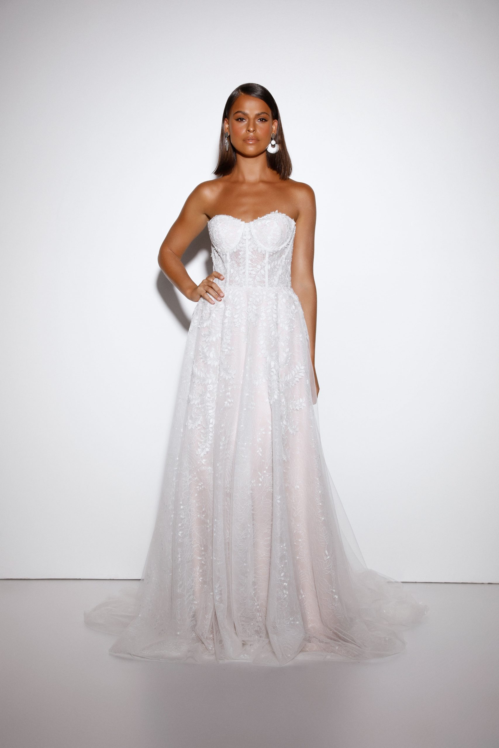 evie young_brautatelier ried_ayla_ey362_brautkleid_vintage prinzessin_softtuell_abnehmbare aermel_ivory-moccha_vorne_1-min