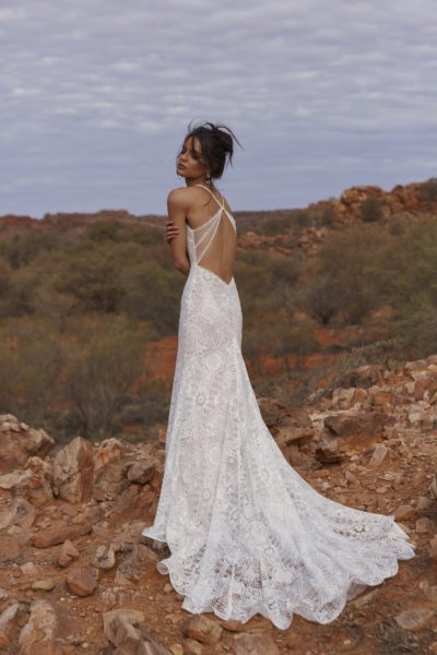 evie young_brautatelier ried_cora_ey198_brautkleid_fit and flair_alloverspitze_tuell_spaghettitraeger_ruecken_ivory-latte_1-min