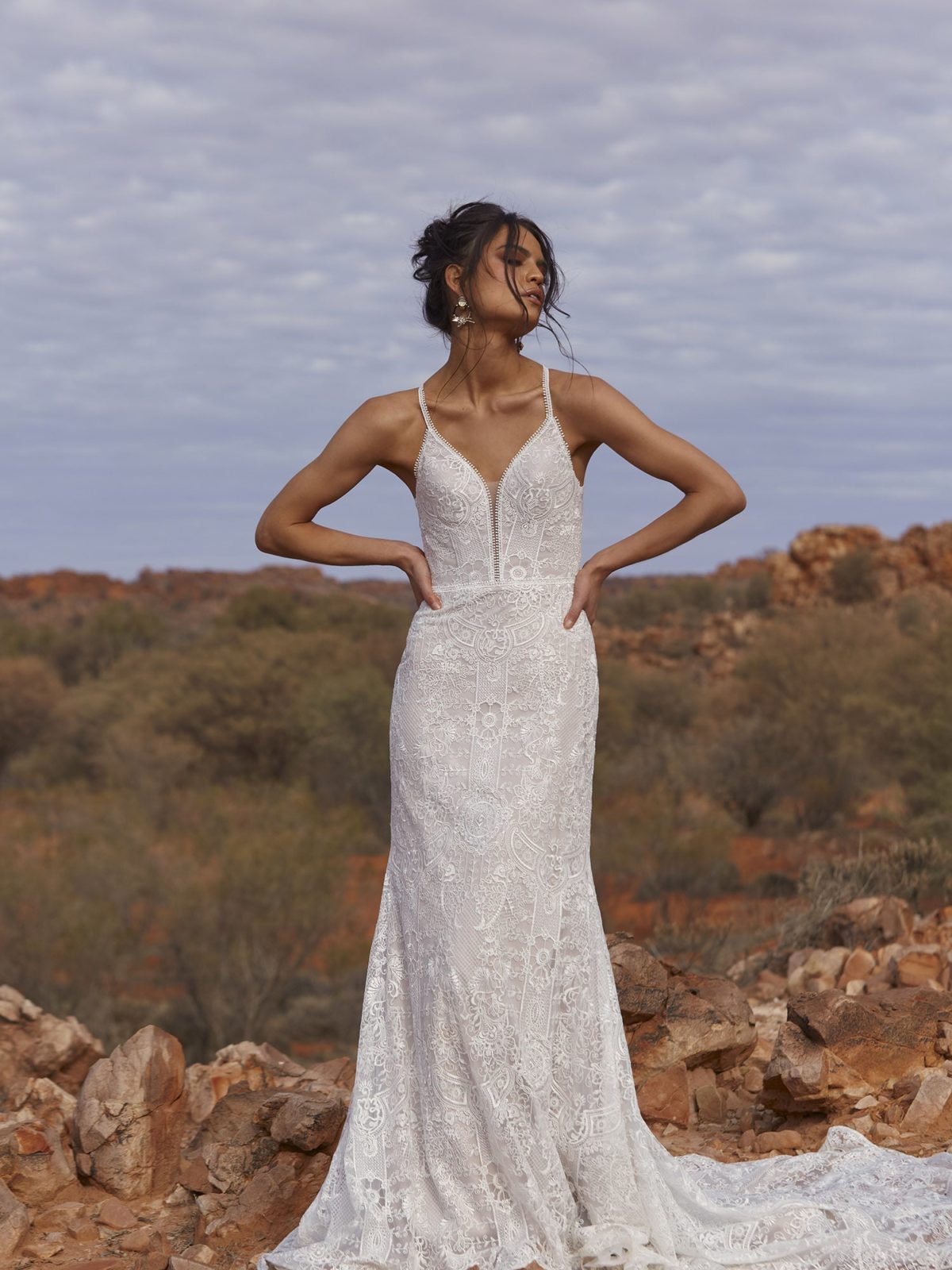 evie young_brautatelier ried_cora_ey198_brautkleid_fit and flair_alloverspitze_tuell_spaghettitraeger_vorne_ivory-latte_1-min