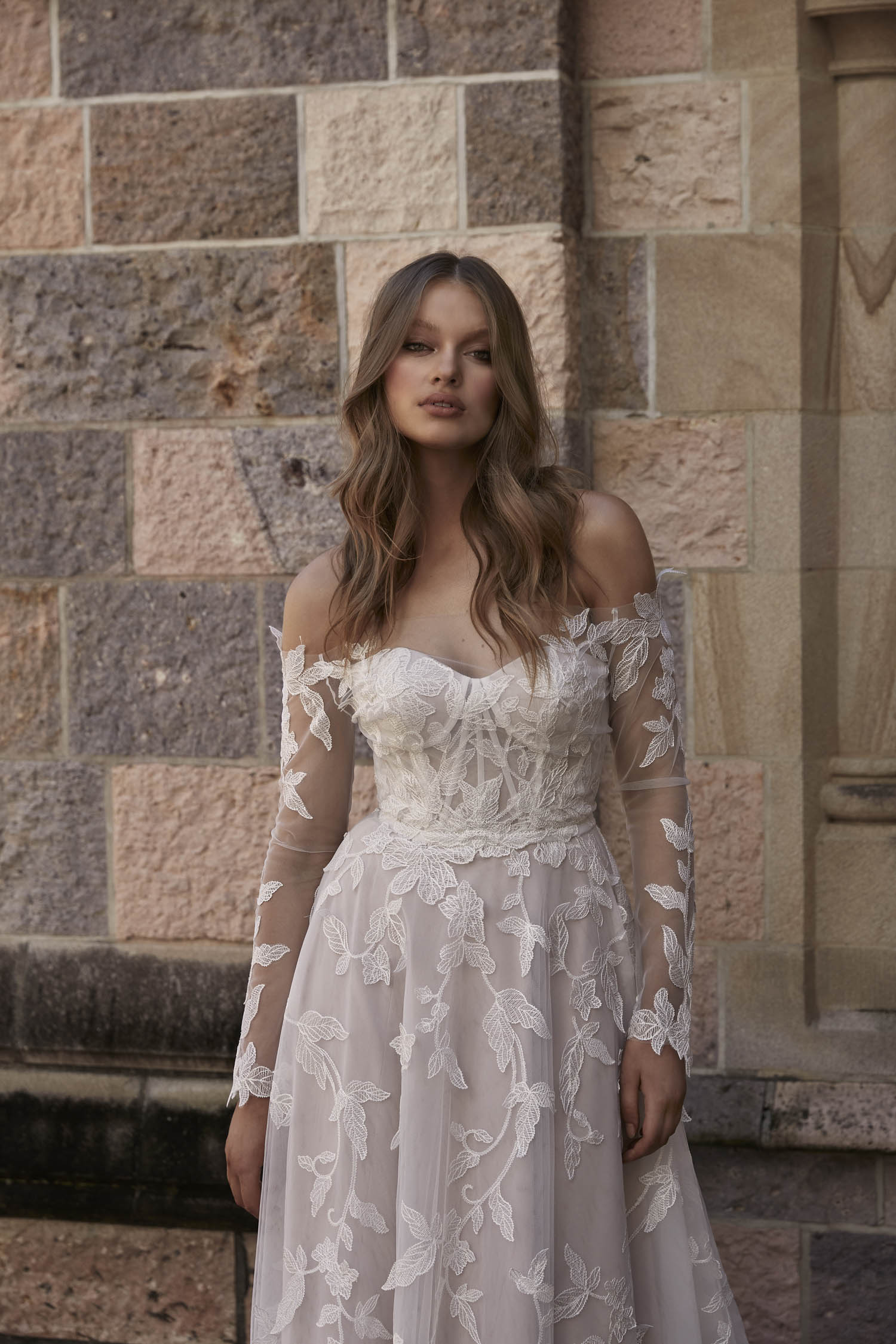 evie young_brautatelier ried_livia_ey330_vintage prinzessin_abnehmbare aermeln_all-over-3d-bluetenspitze_ivory-ivory_details_1-min