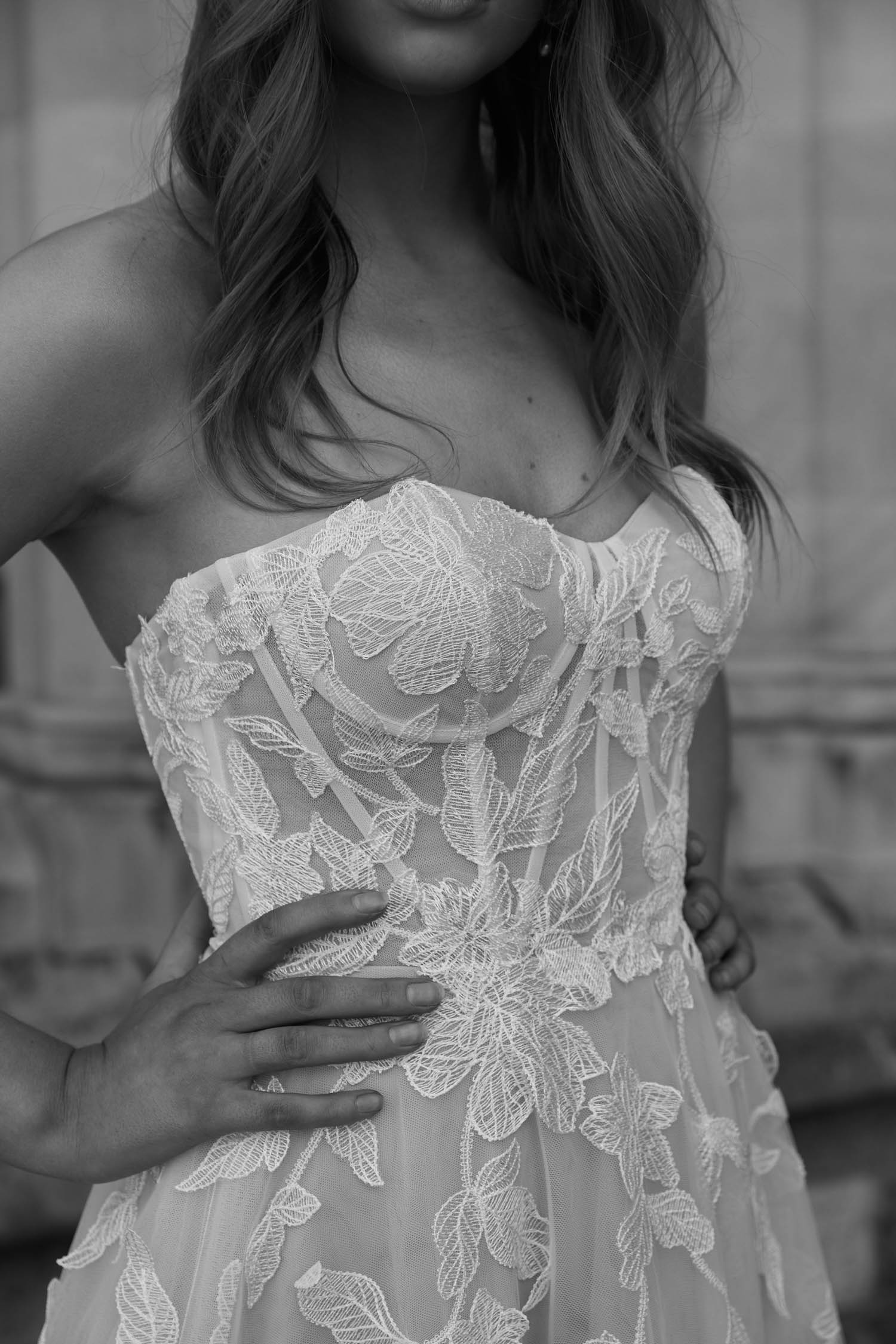evie young_brautatelier ried_livia_ey330_vintage prinzessin_abnehmbare aermeln_all-over-3d-bluetenspitze_ivory-ivory_details_2_sw-min